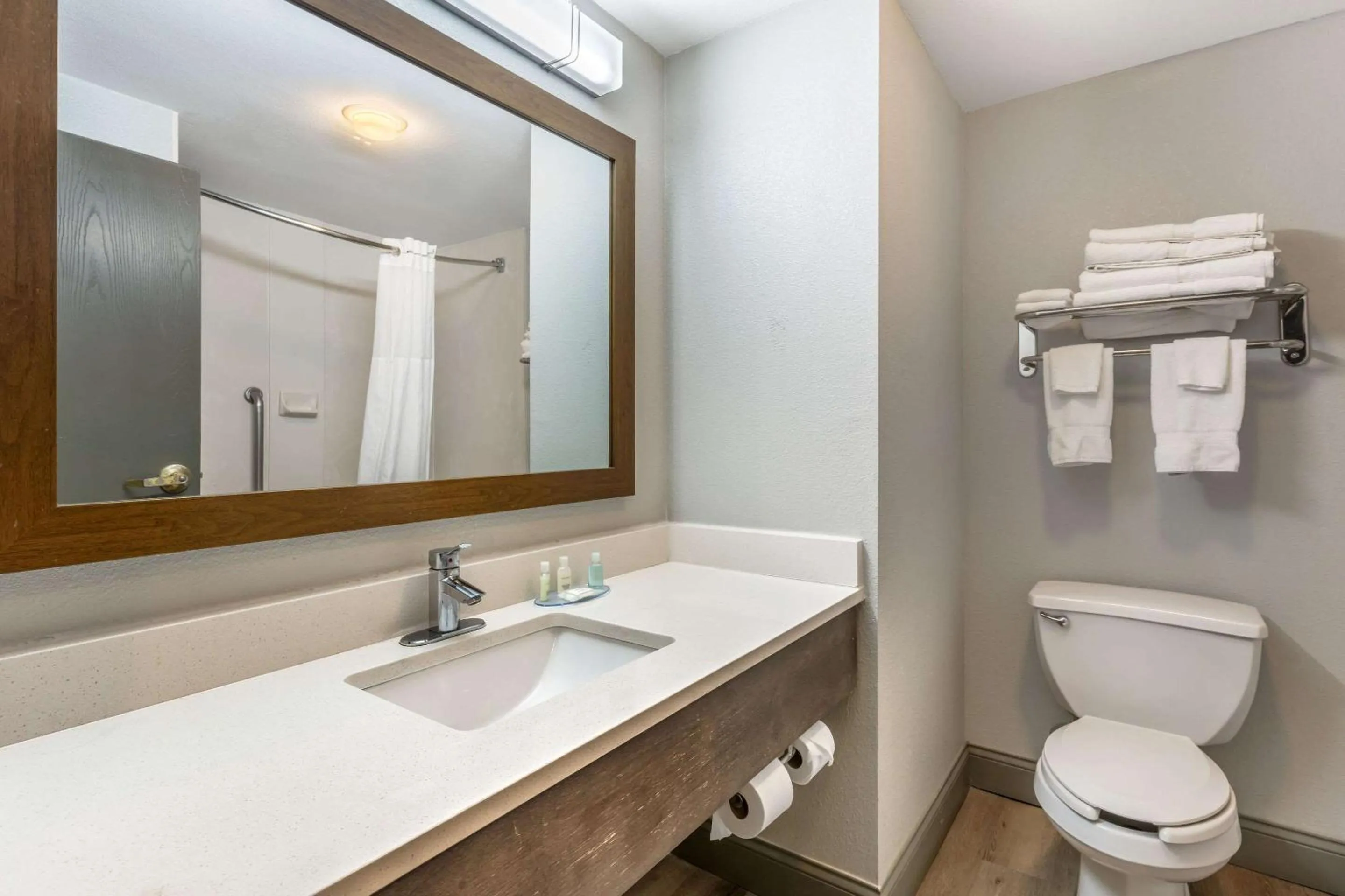 Bedroom in Clarion Inn near Lookout Mountain