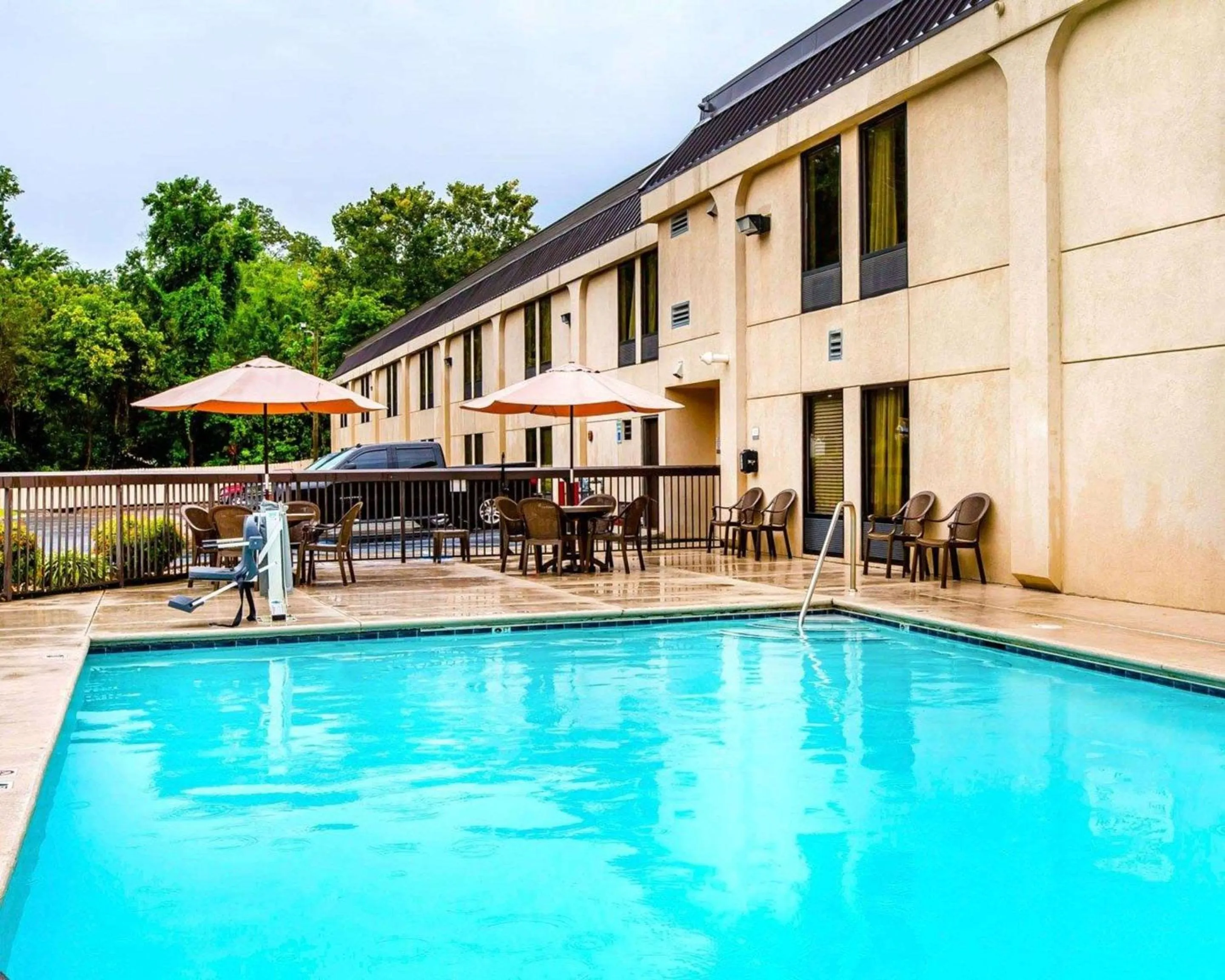 Swimming pool in Clarion Inn near Lookout Mountain