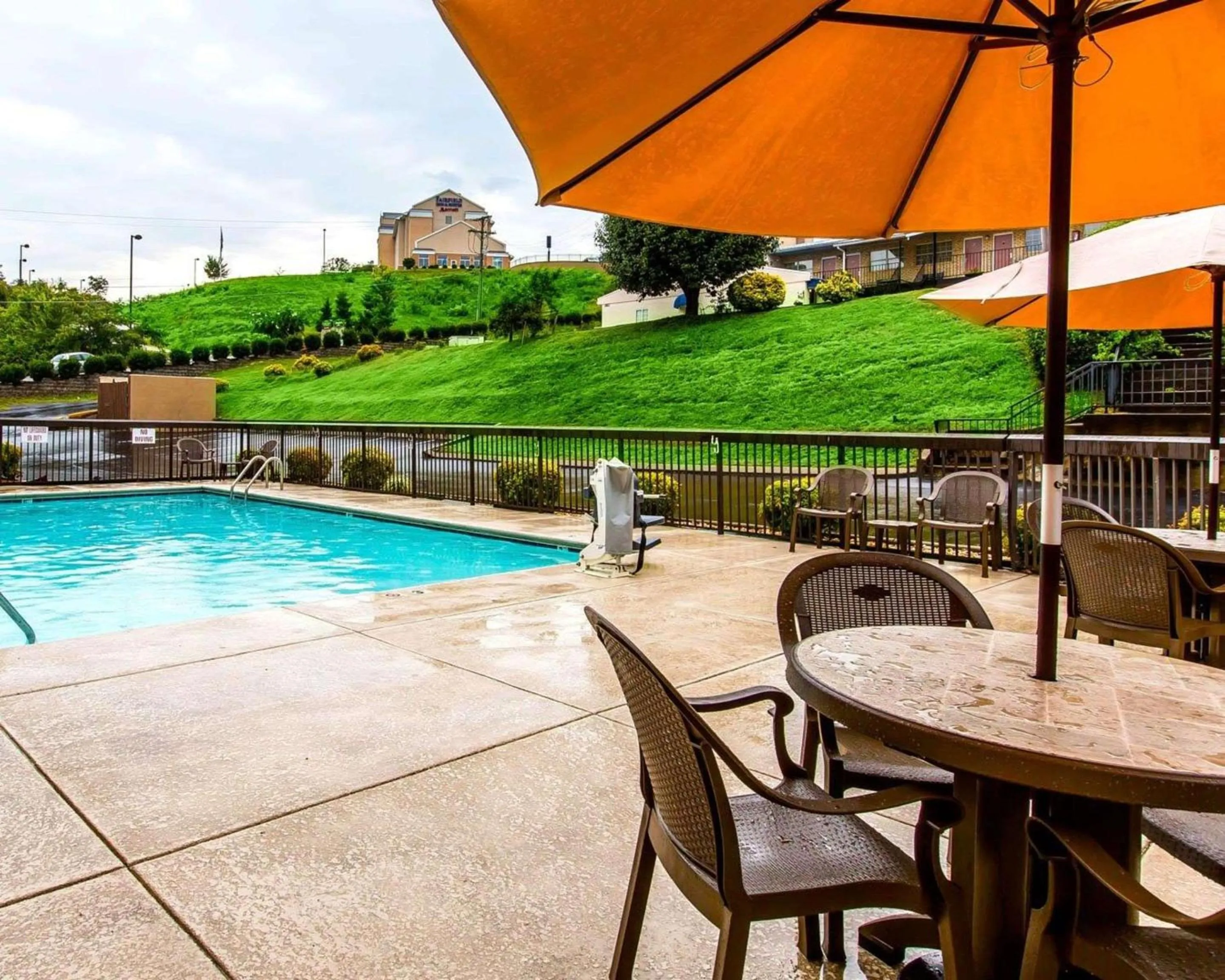 Swimming pool in Clarion Inn near Lookout Mountain