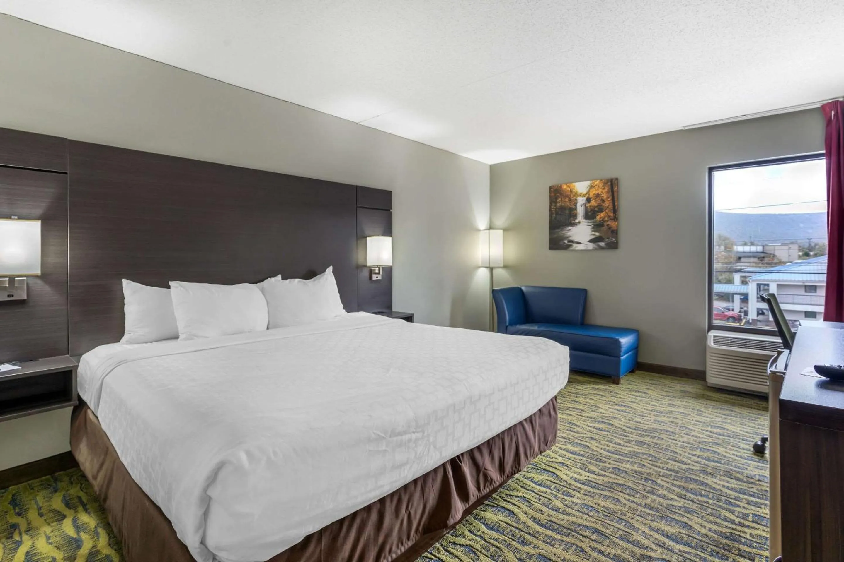 Bedroom, Bed in Clarion Inn near Lookout Mountain
