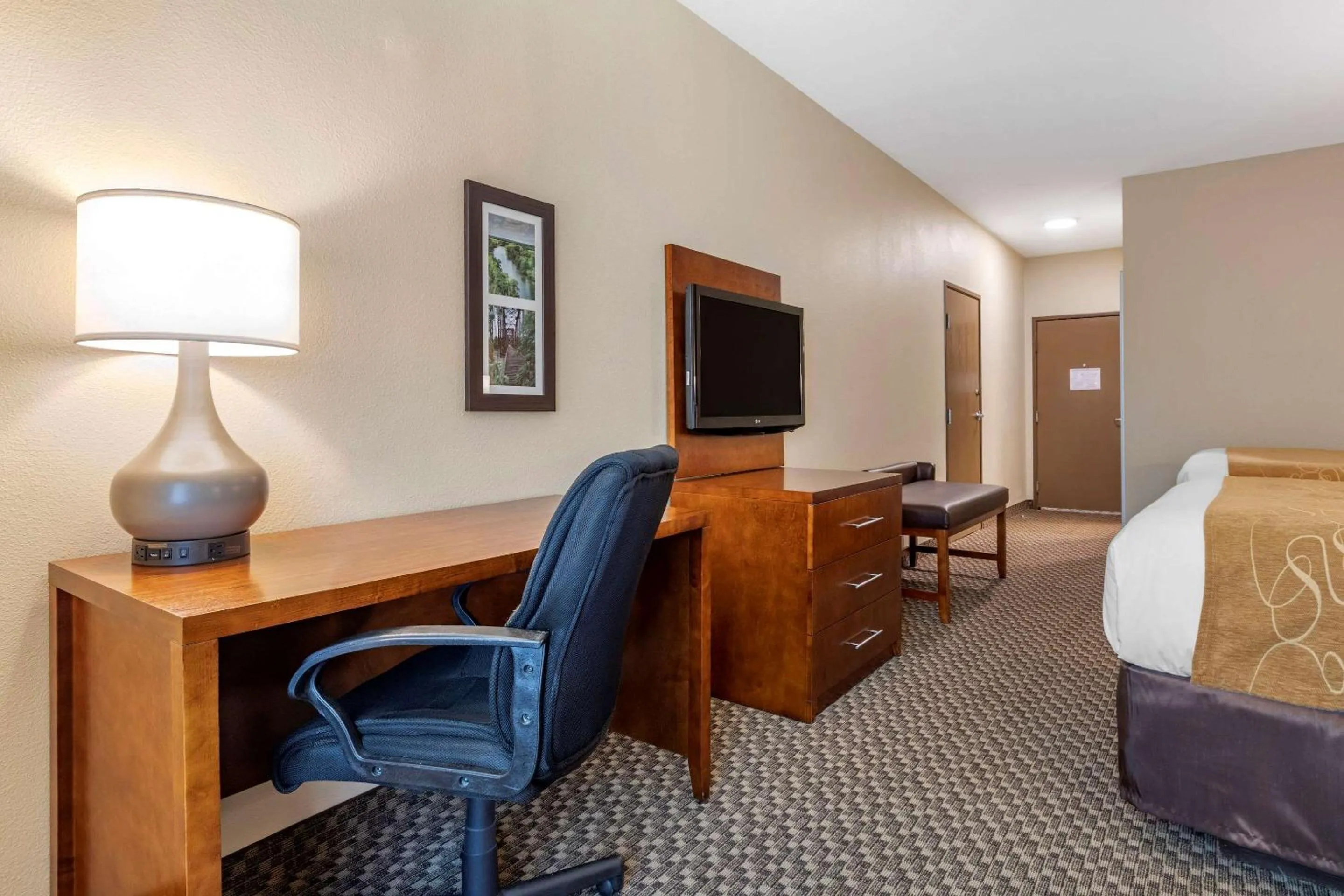 Photo of the whole room, TV/Entertainment Center in Comfort Suites Lufkin