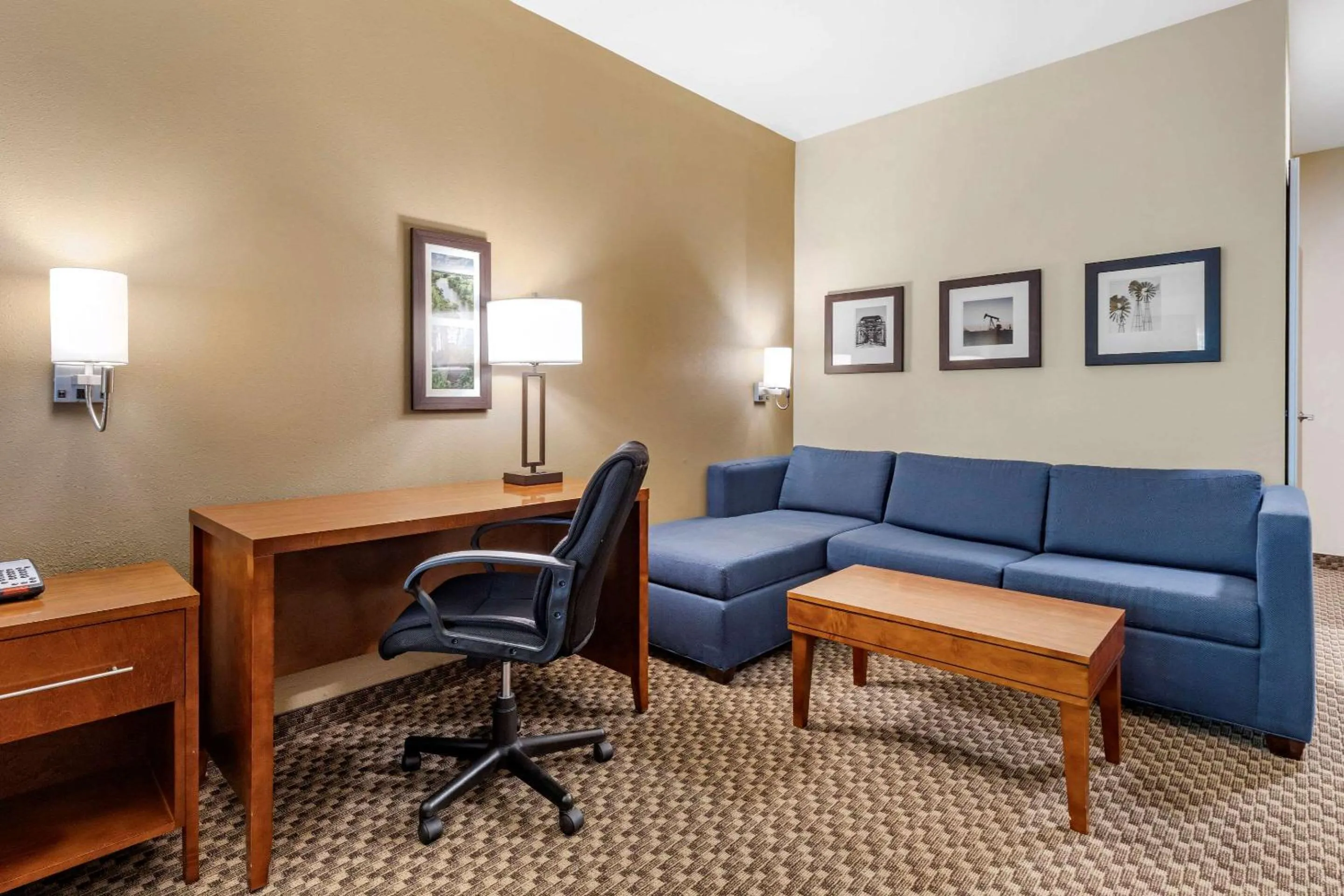 Photo of the whole room, Seating Area in Comfort Suites Lufkin