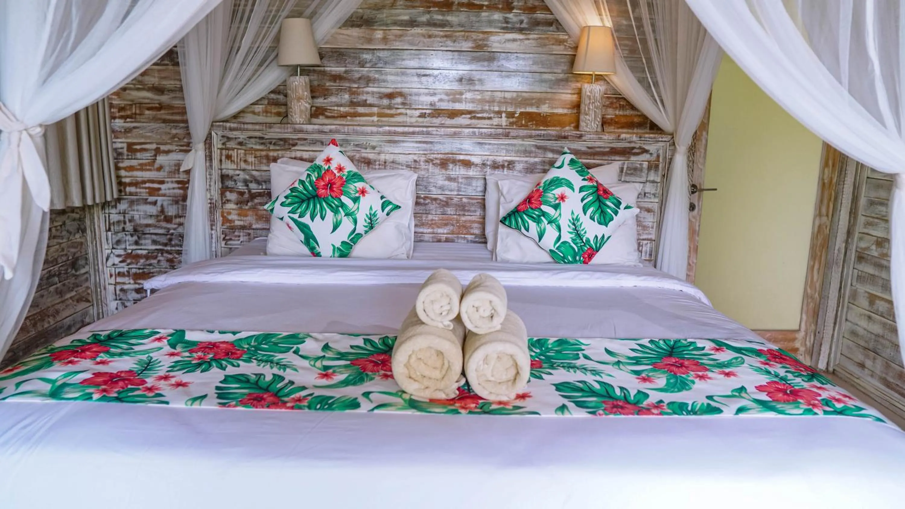 Property building, Bed in Kayuna Villa