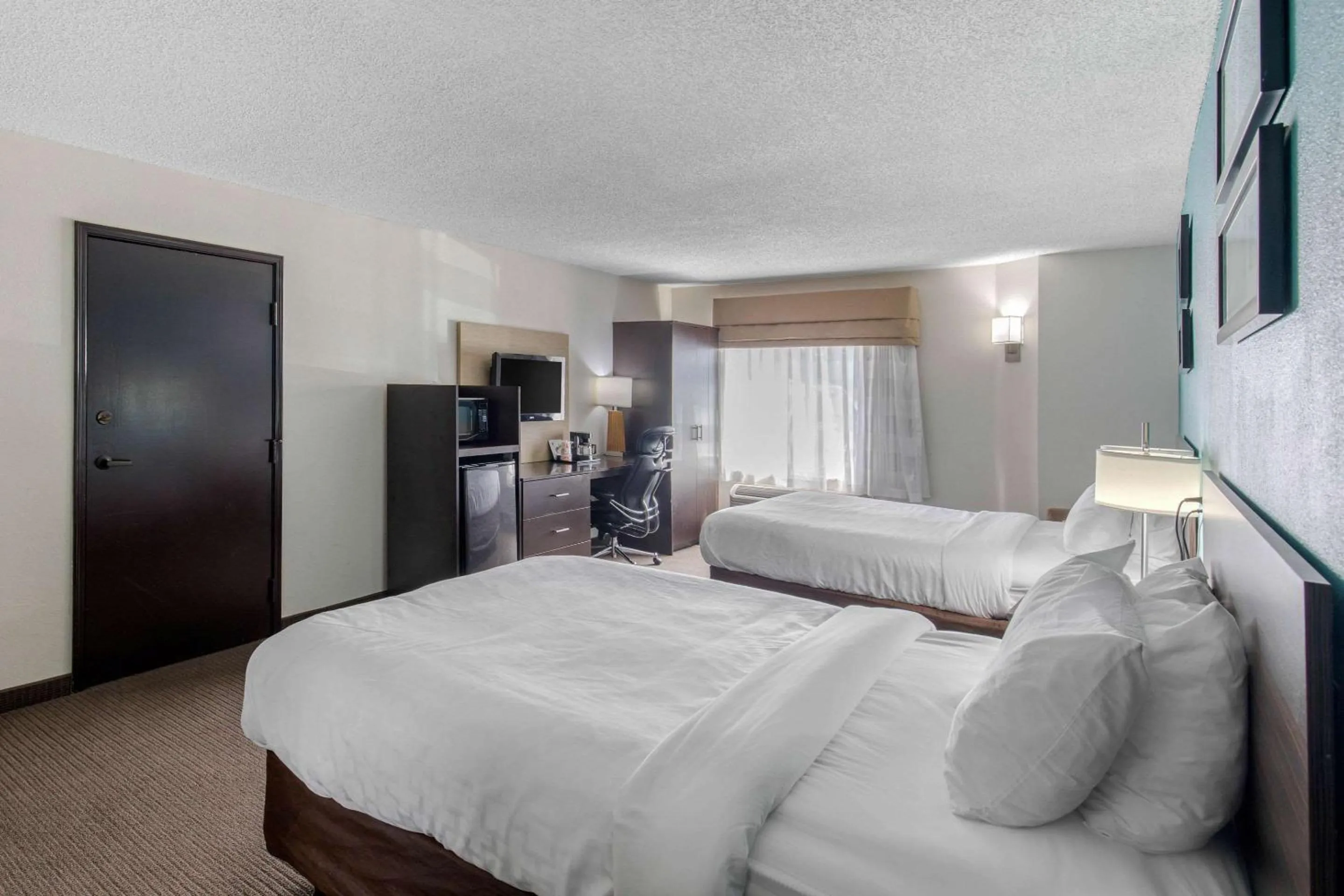 Photo of the whole room, Bed in Clarion Inn & Suites DFW North
