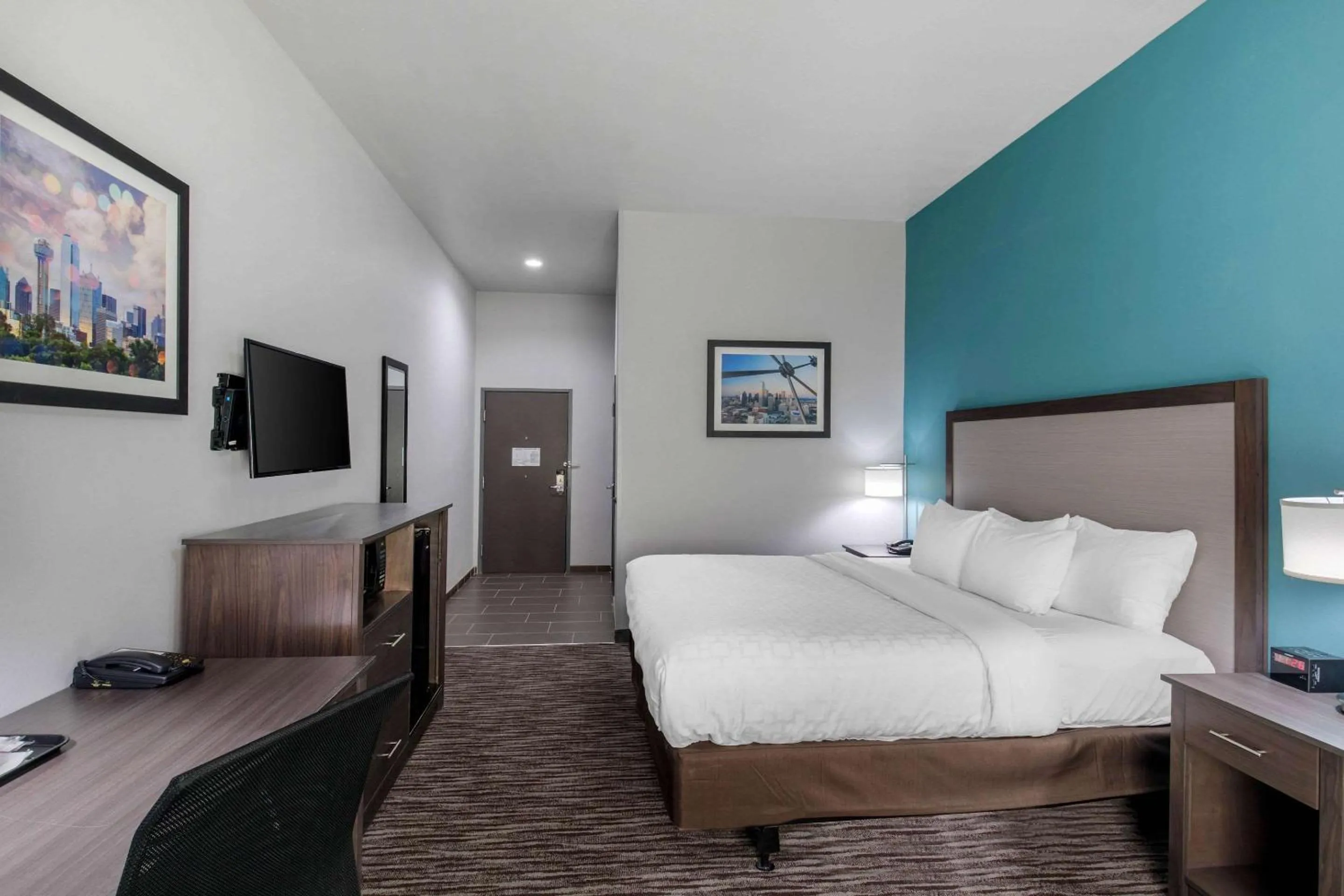 Photo of the whole room, Bed in Clarion Inn & Suites DFW North