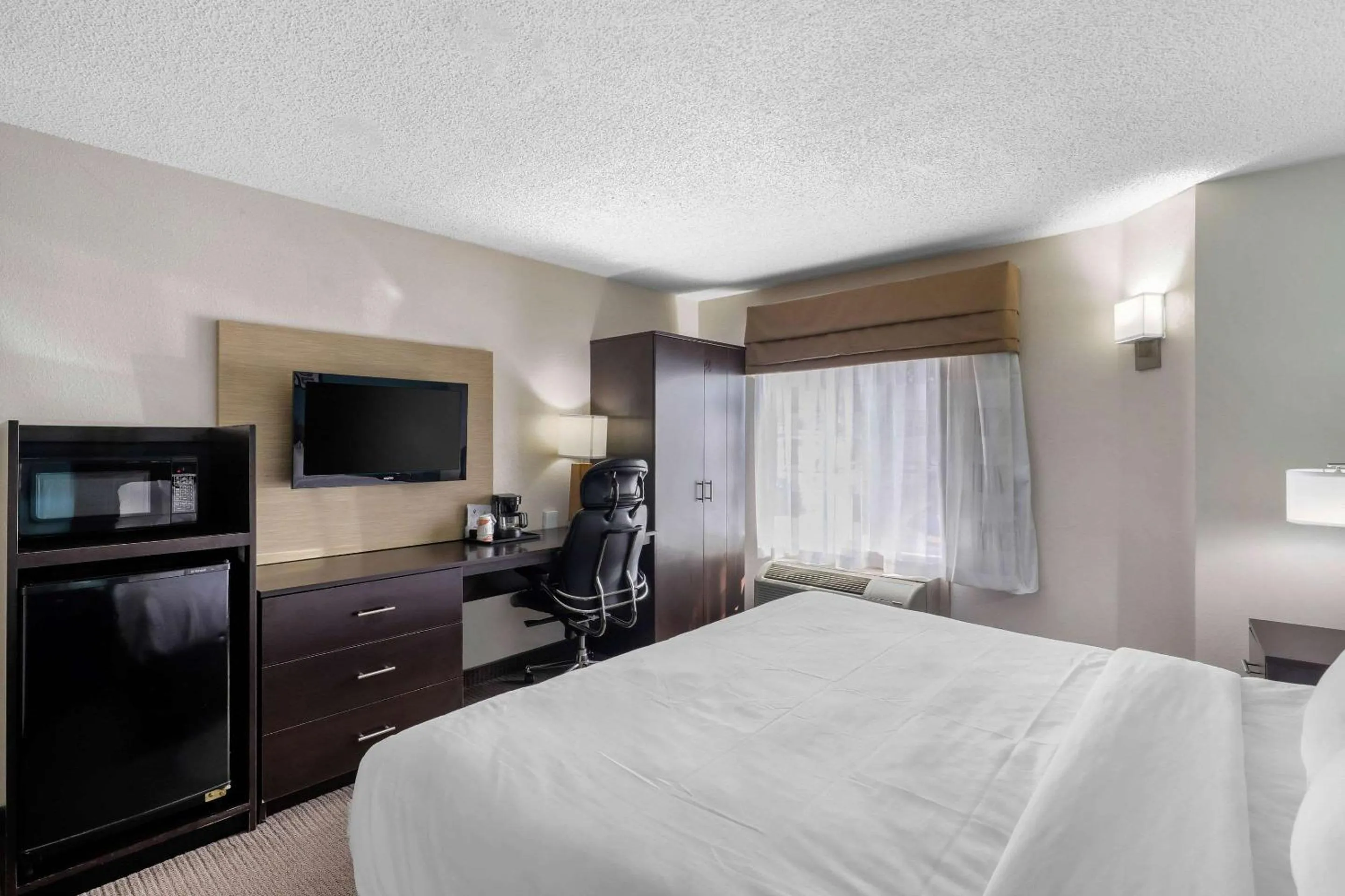 Photo of the whole room, Bed in Clarion Inn & Suites DFW North