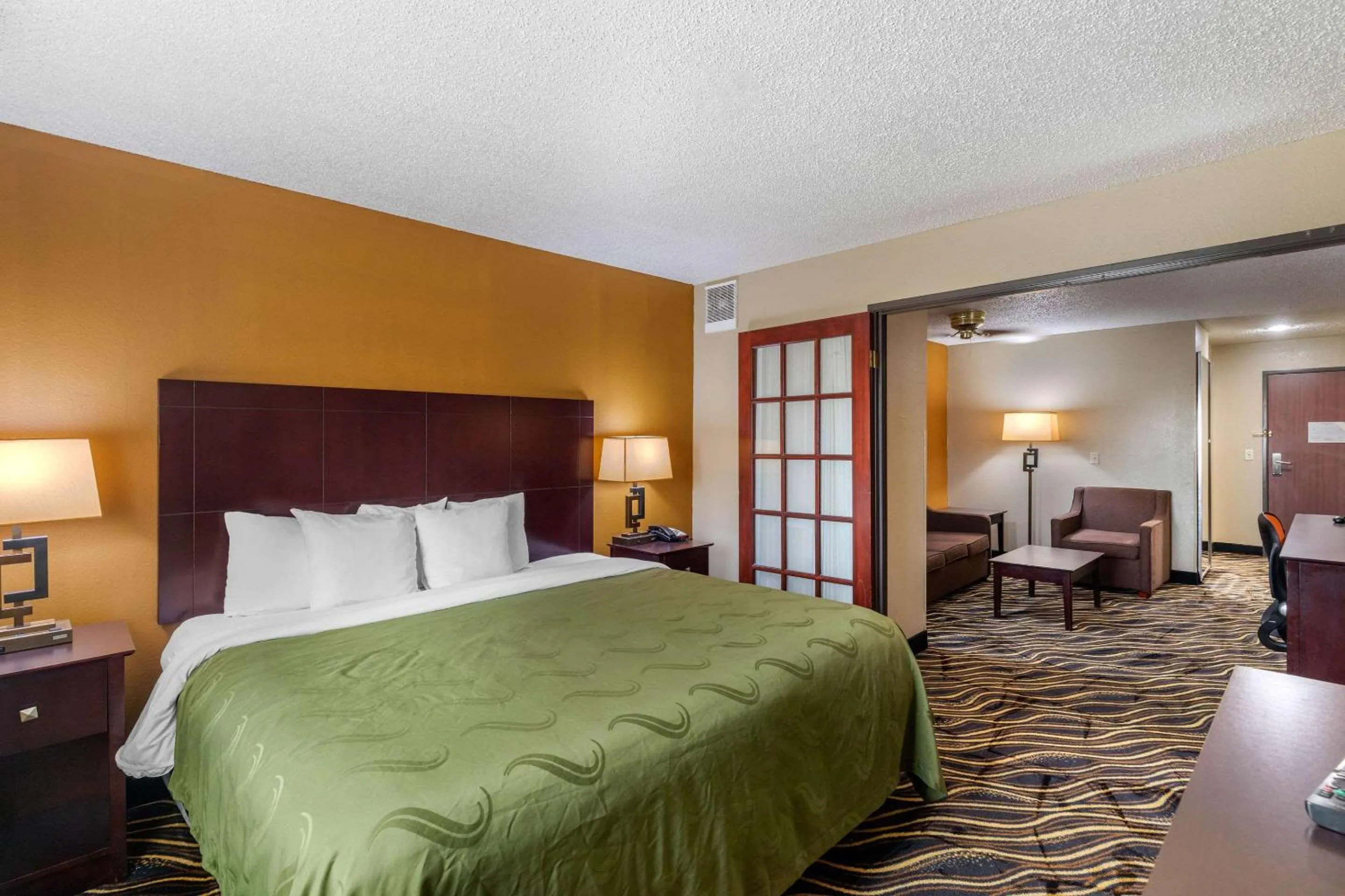 Bedroom, Bed in Quality Suites Addison-Dallas