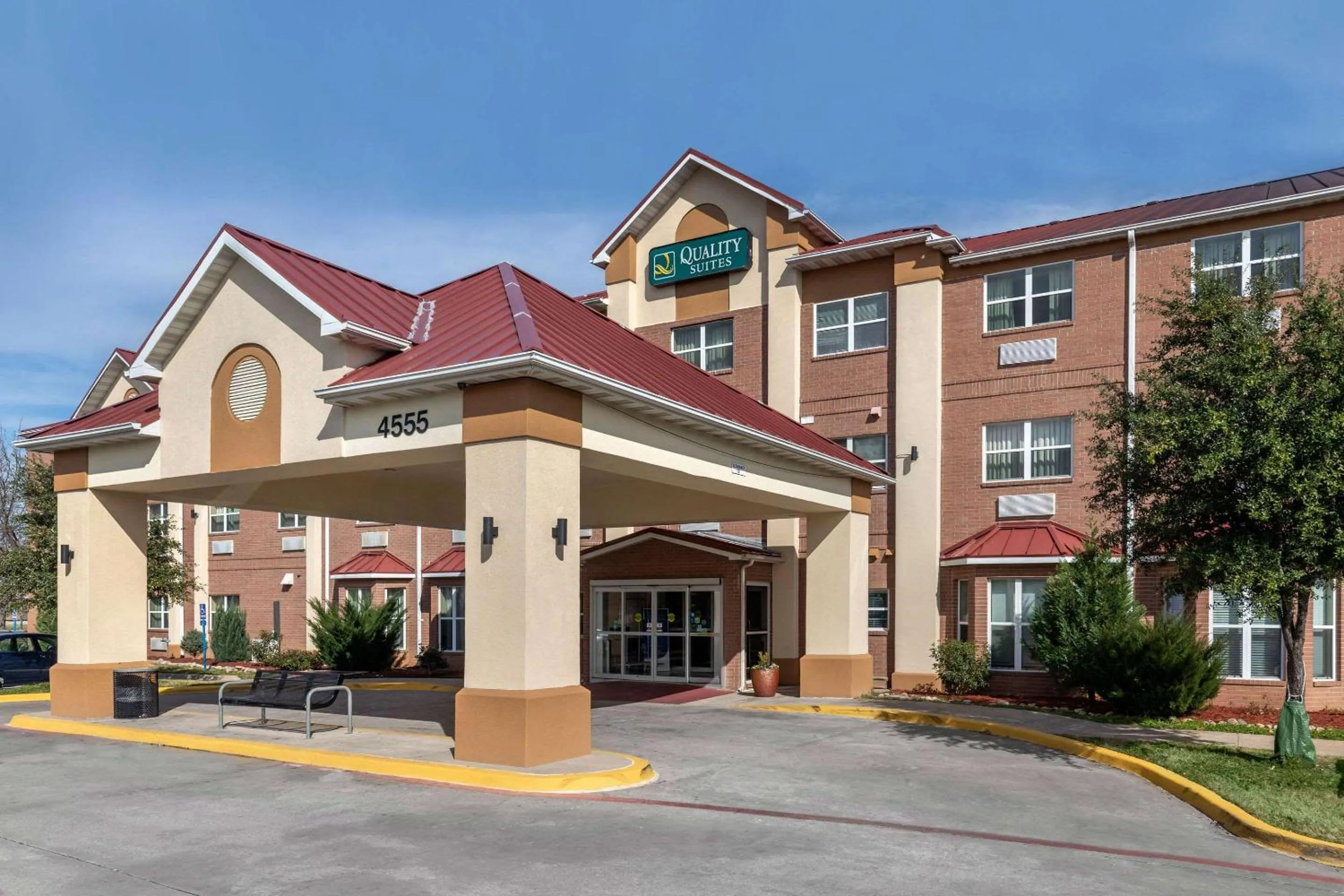 Property building in Quality Suites Addison-Dallas