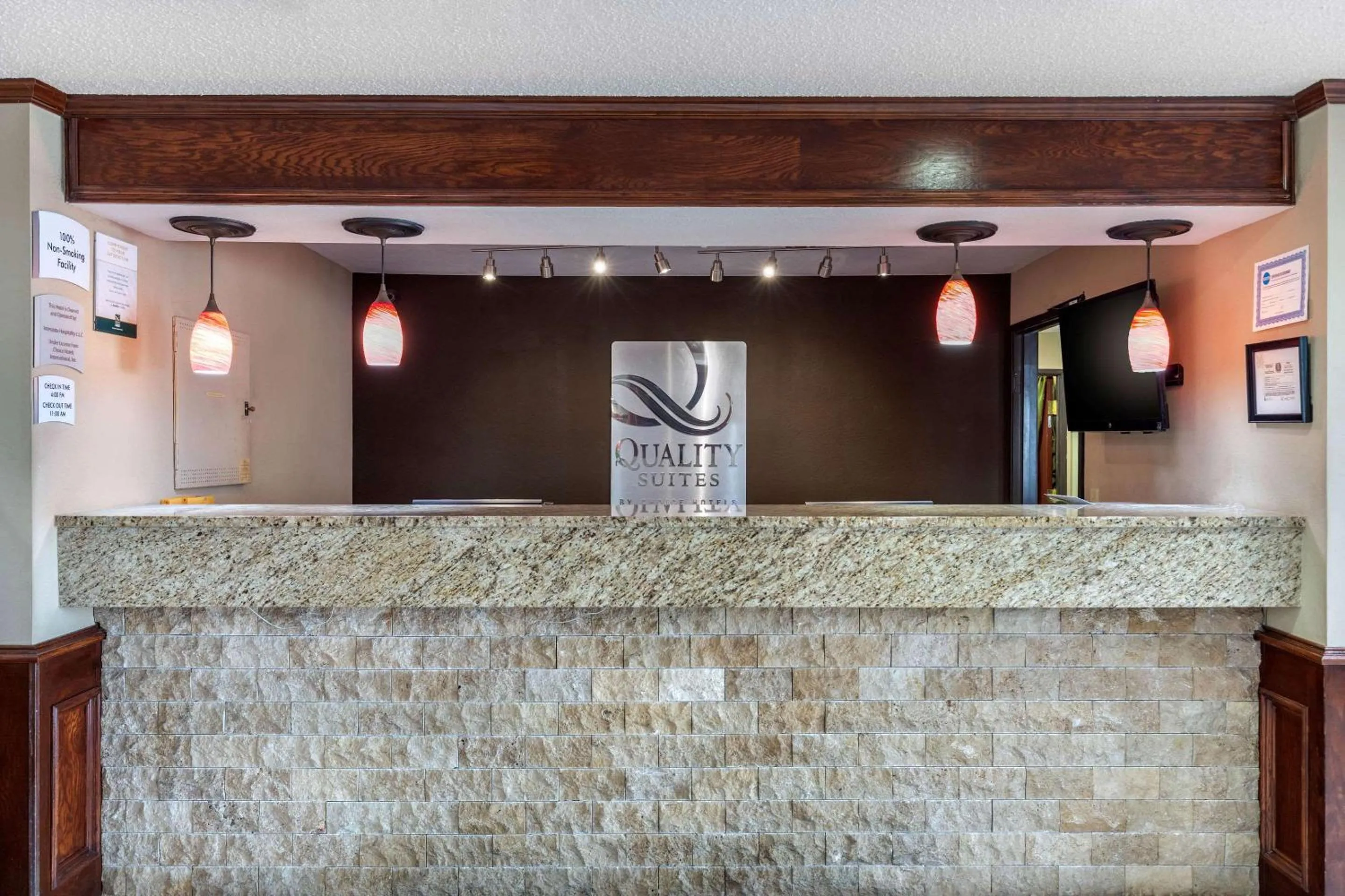 Lobby or reception in Quality Suites Addison-Dallas