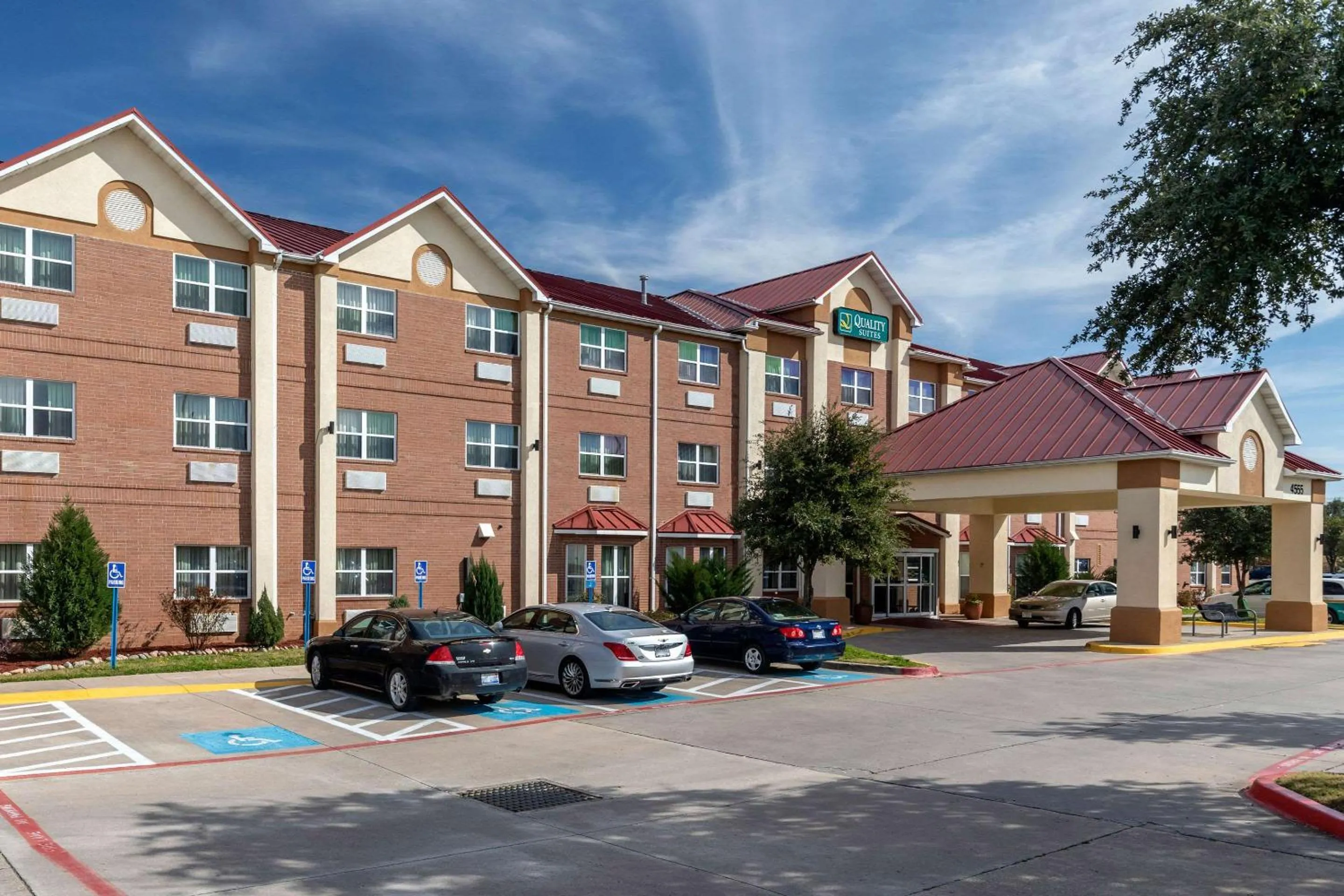 Property building in Quality Suites Addison-Dallas