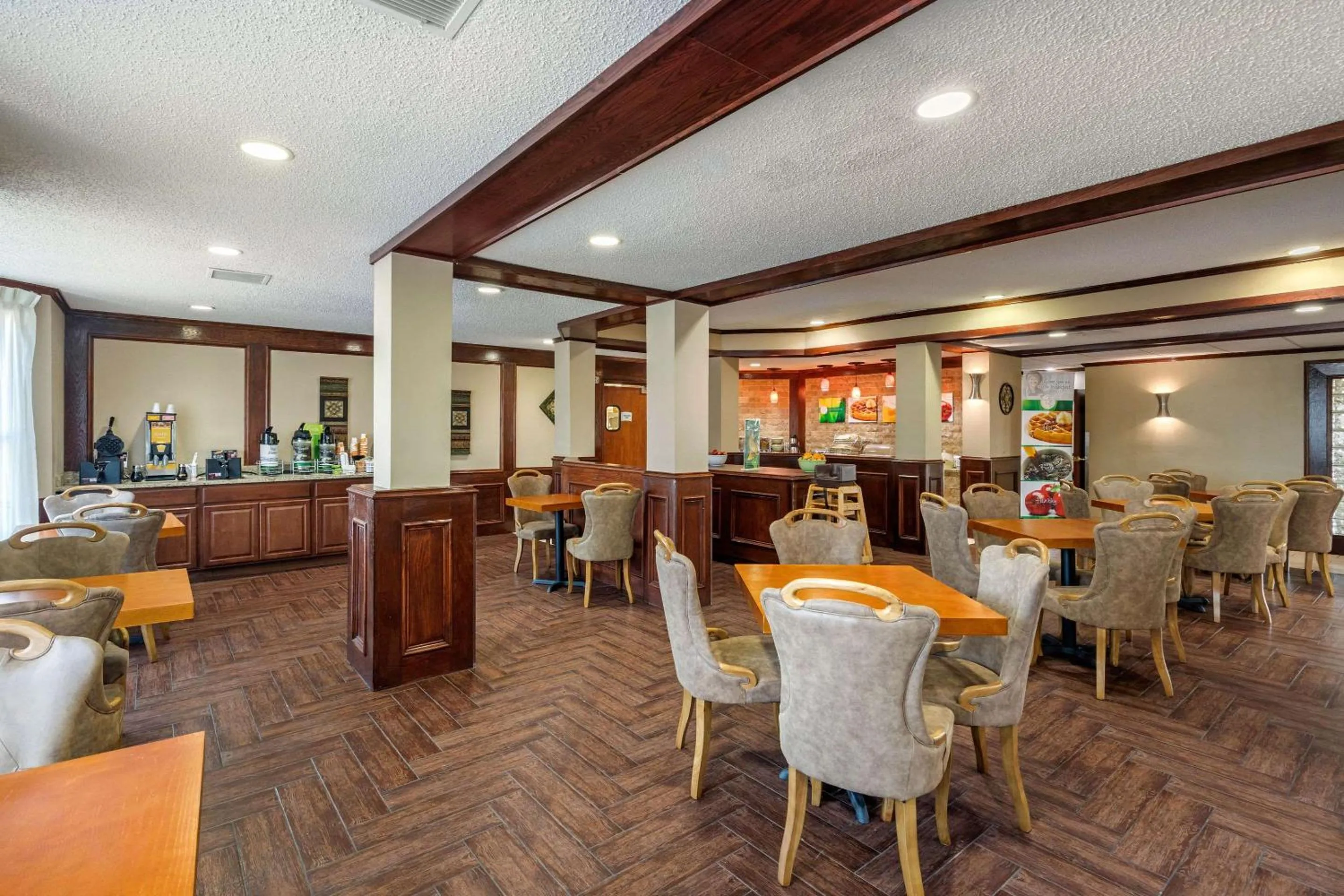 Breakfast in Quality Suites Addison-Dallas