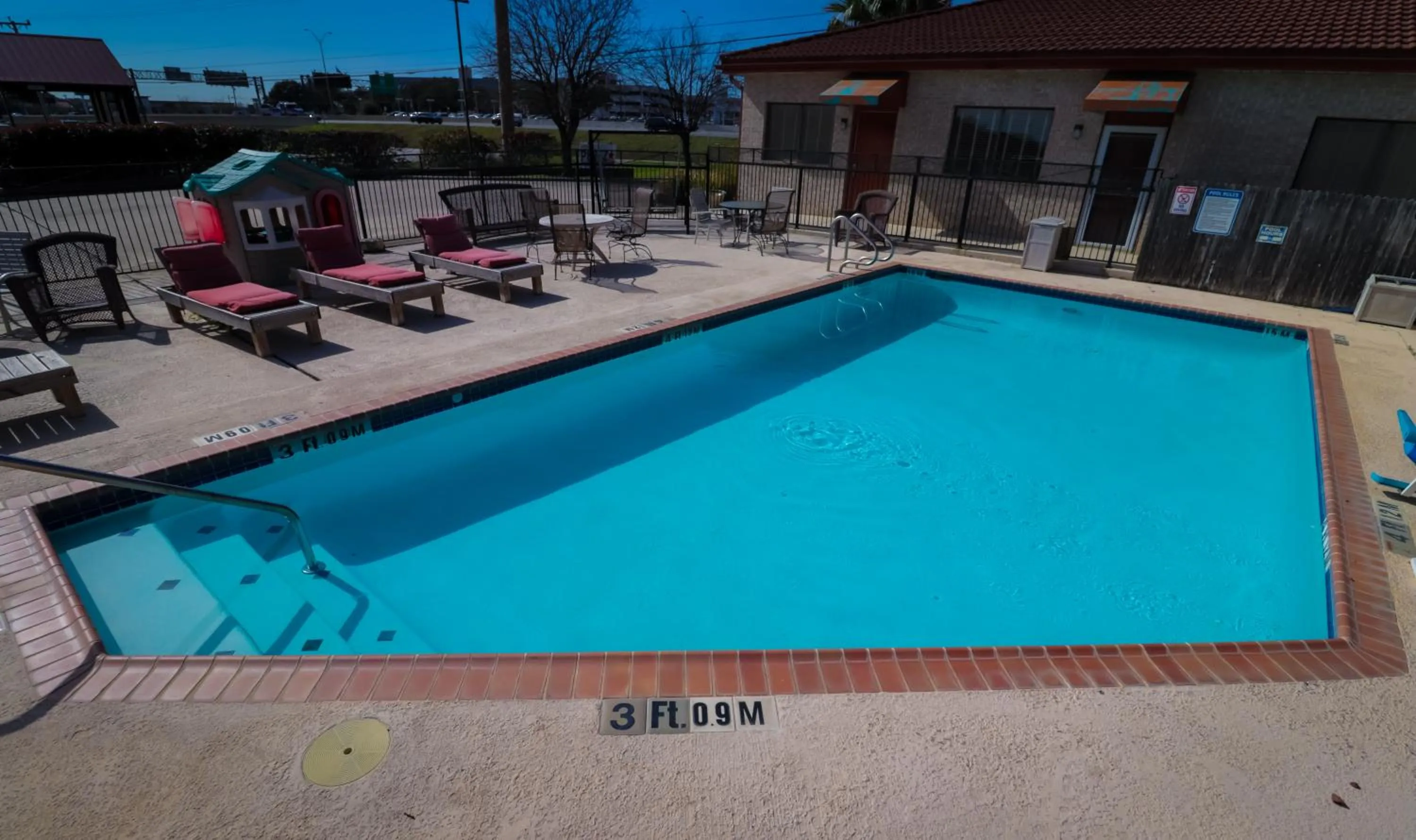 Swimming pool in University Inn & Suites