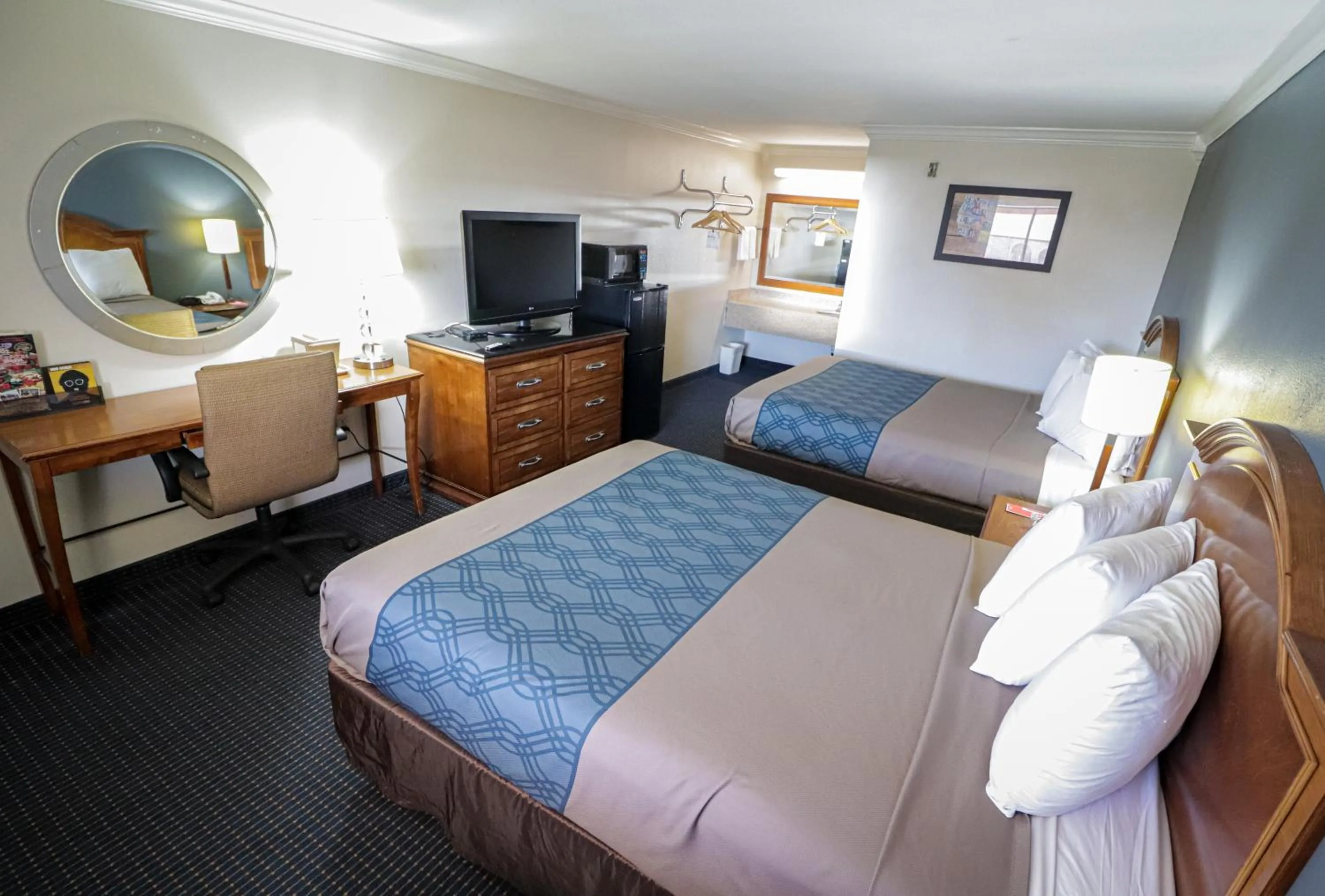 TV and multimedia, Bed in University Inn & Suites