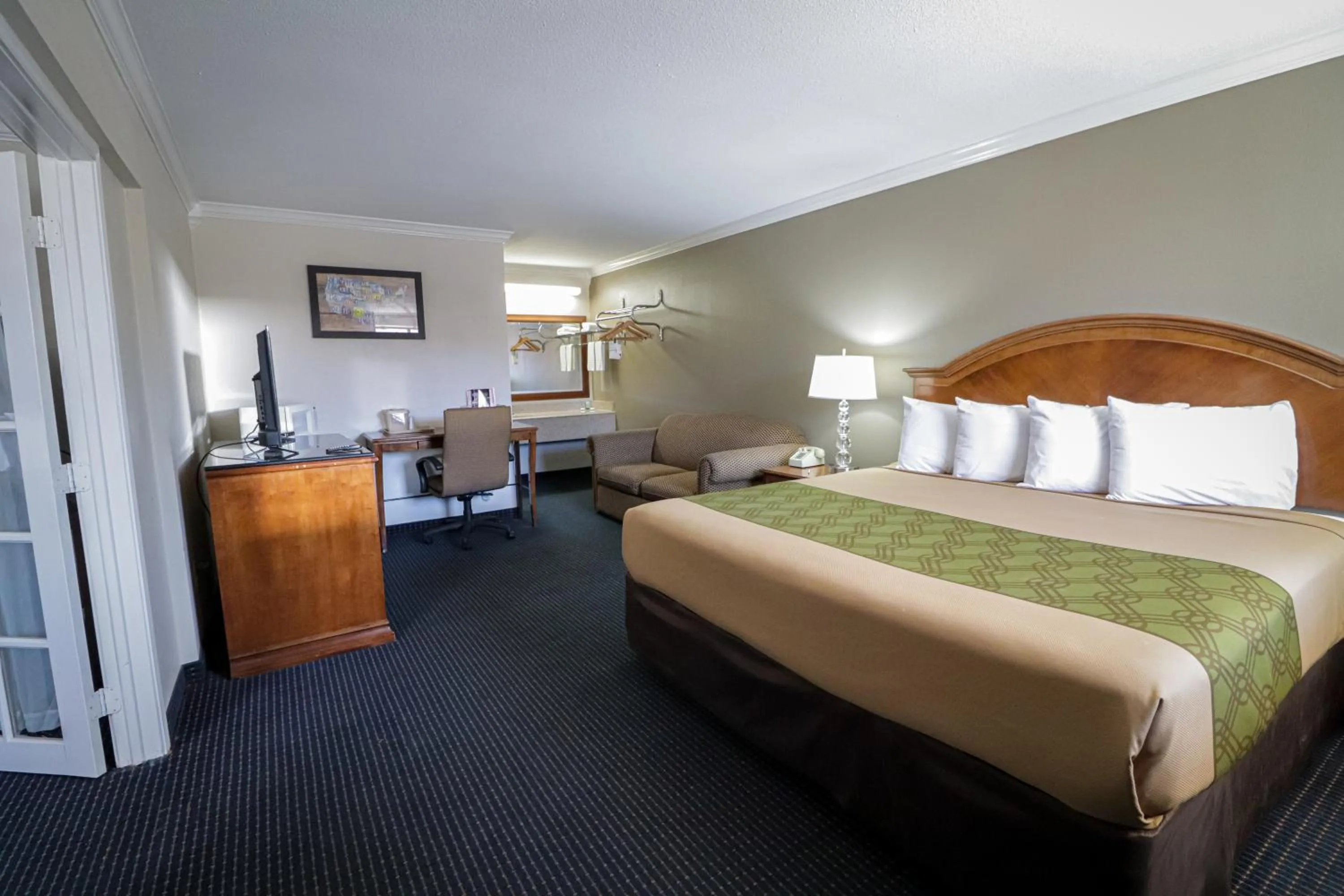 Bed in University Inn & Suites