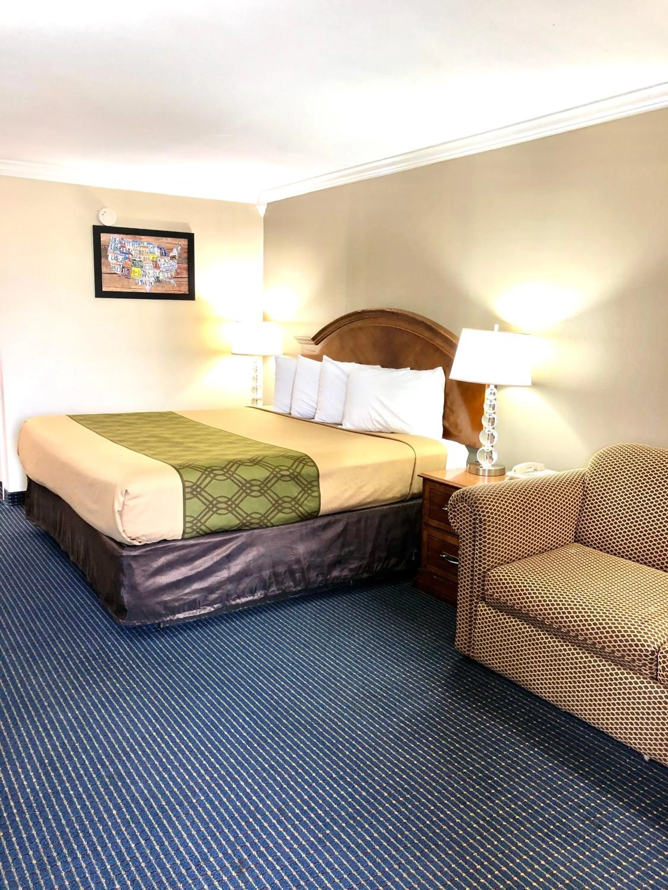 Bed in University Inn & Suites