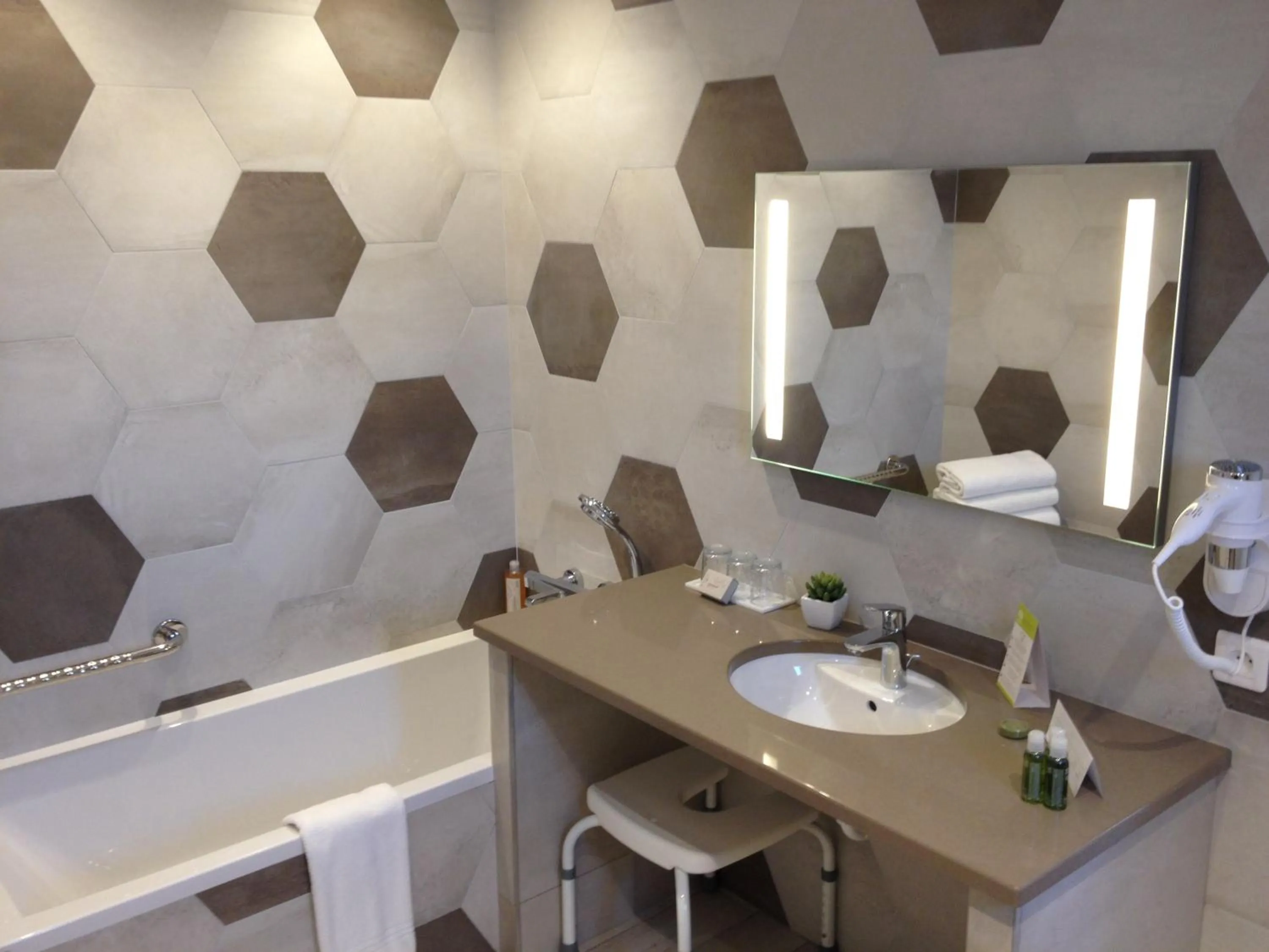 Bathroom in Val Baussenc, The Originals Relais