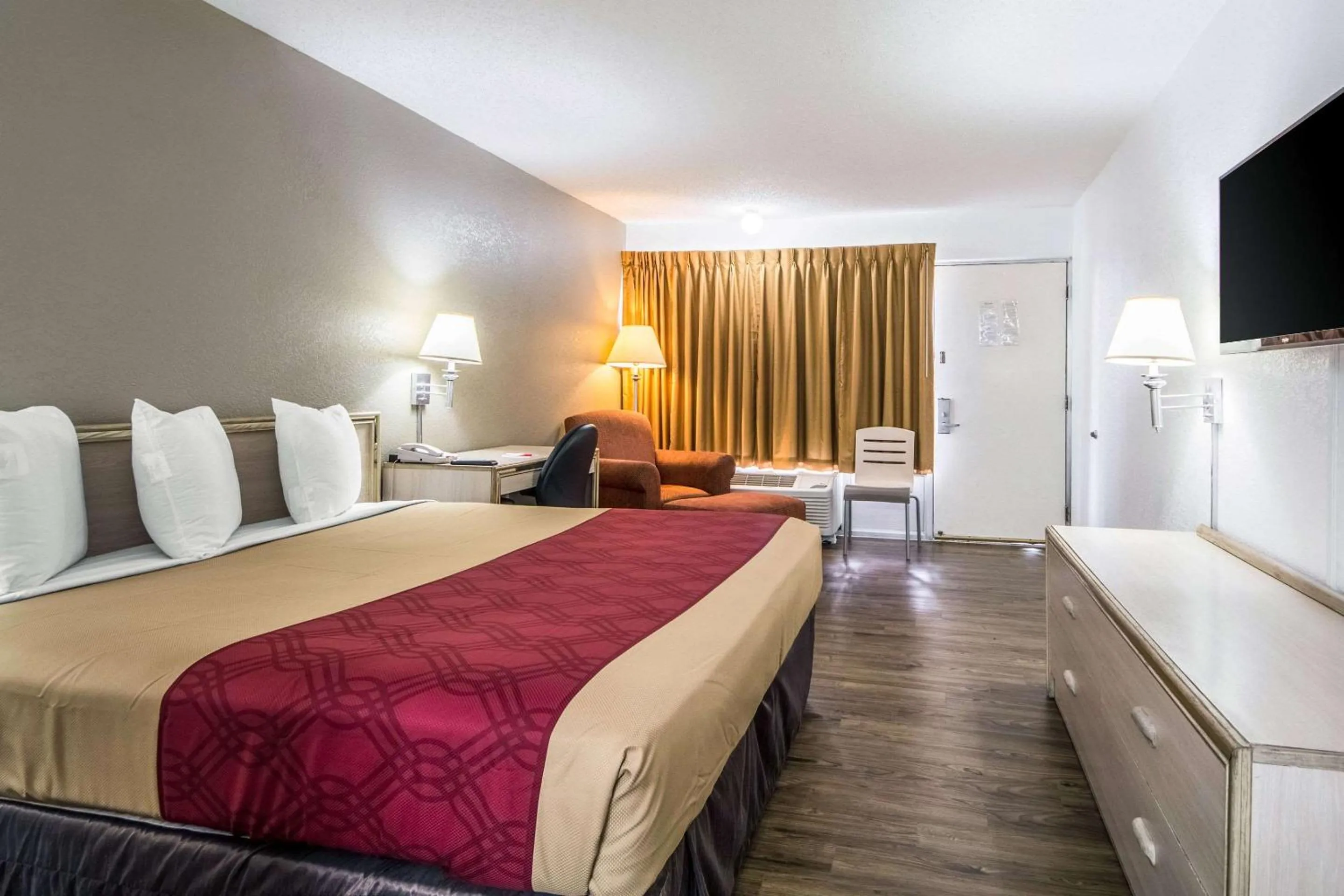 Photo of the whole room in Econo Lodge Airport I-35 North