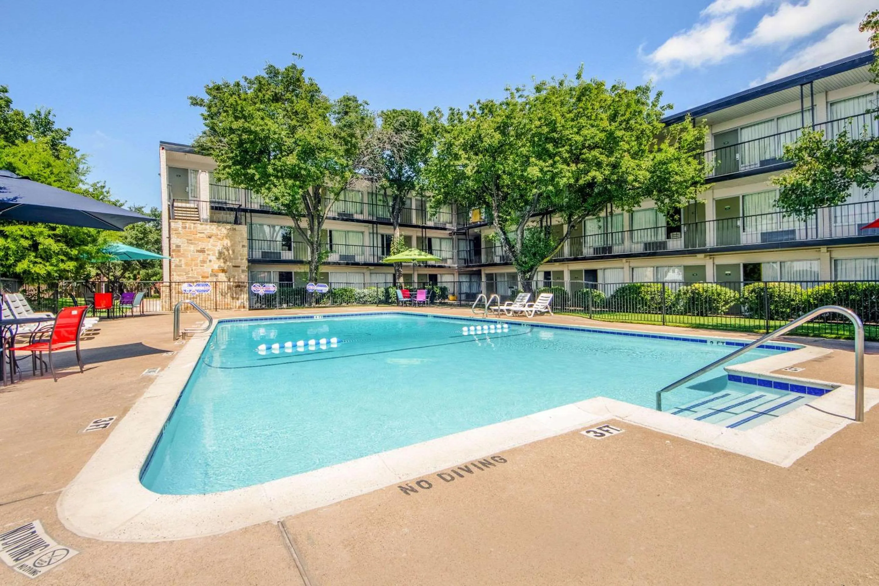 On site, Swimming Pool in Econo Lodge Airport I-35 North