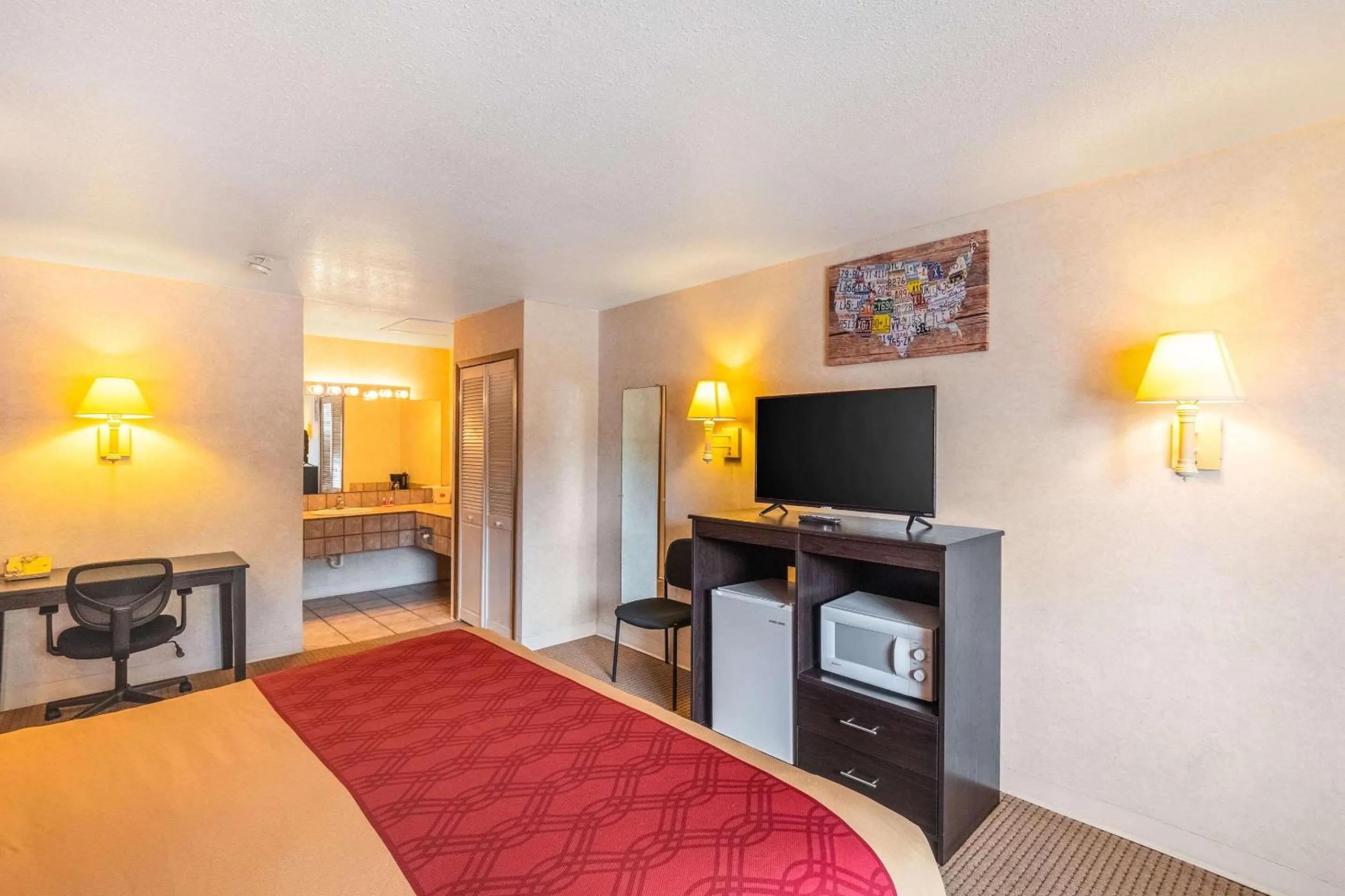 Bedroom, Bed in Econo Lodge Fredericksburg