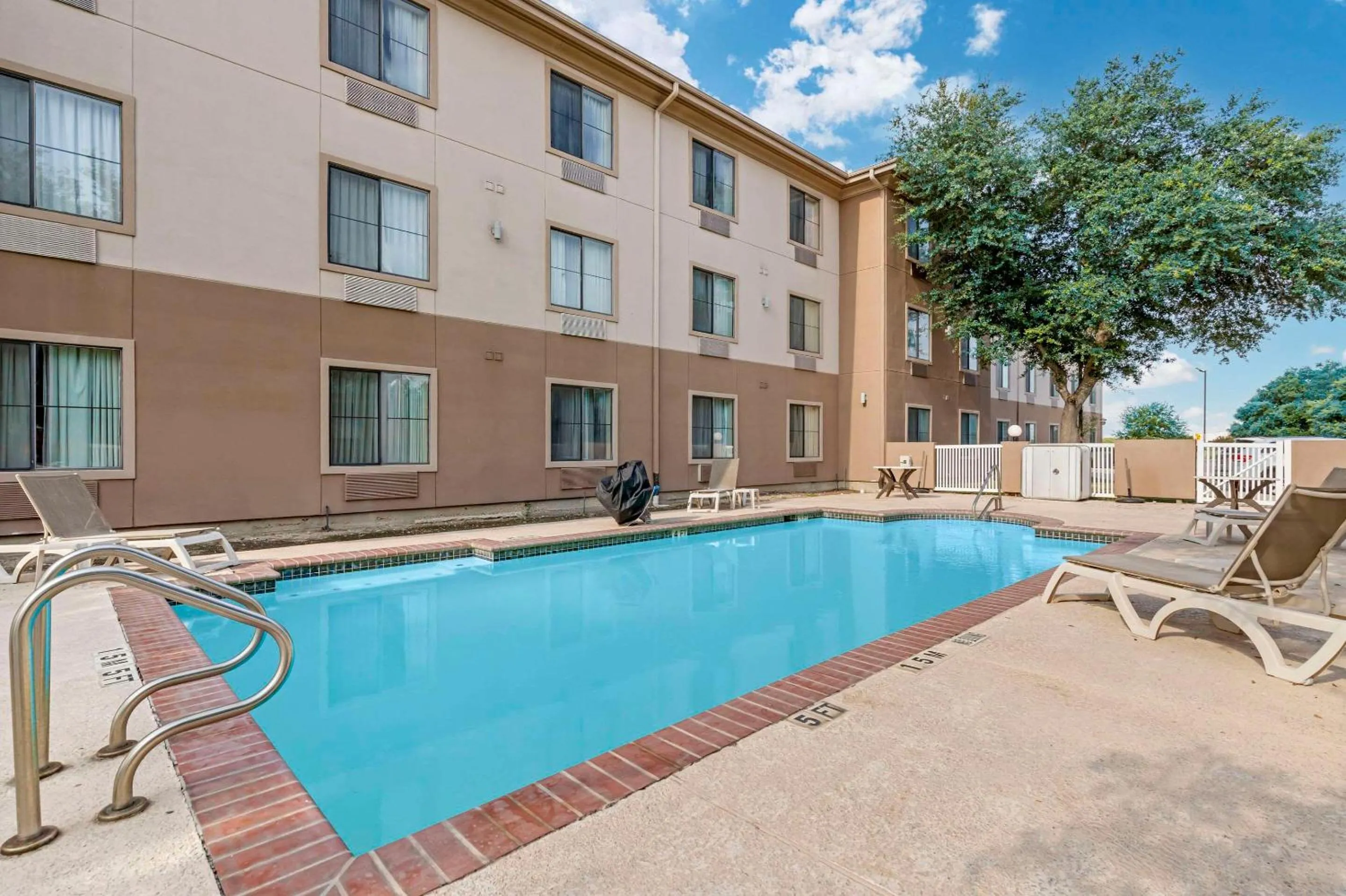 Swimming pool in Comfort Inn & Suites Seguin