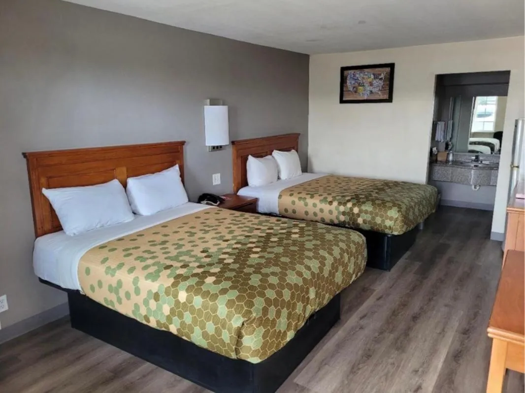 Bed in Econo Lodge Temple