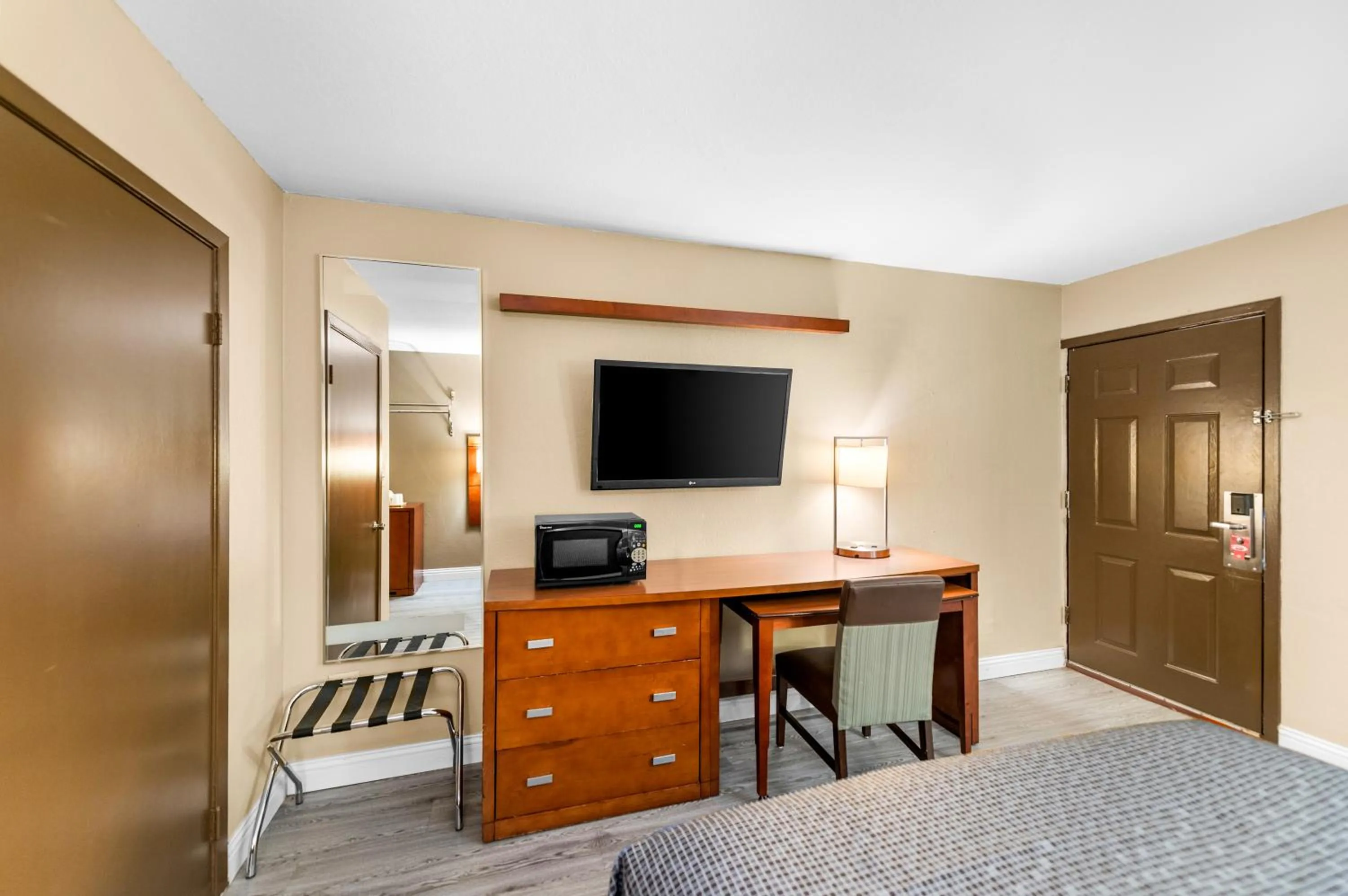 Photo of the whole room, Bed in Econo Lodge Texarkana I-30