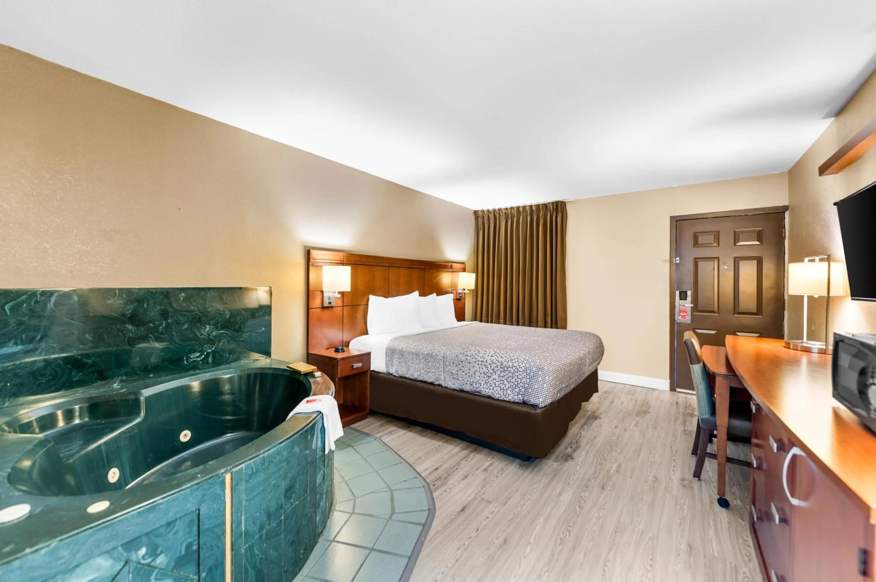 Hot Tub, Bed in Econo Lodge Texarkana I-30