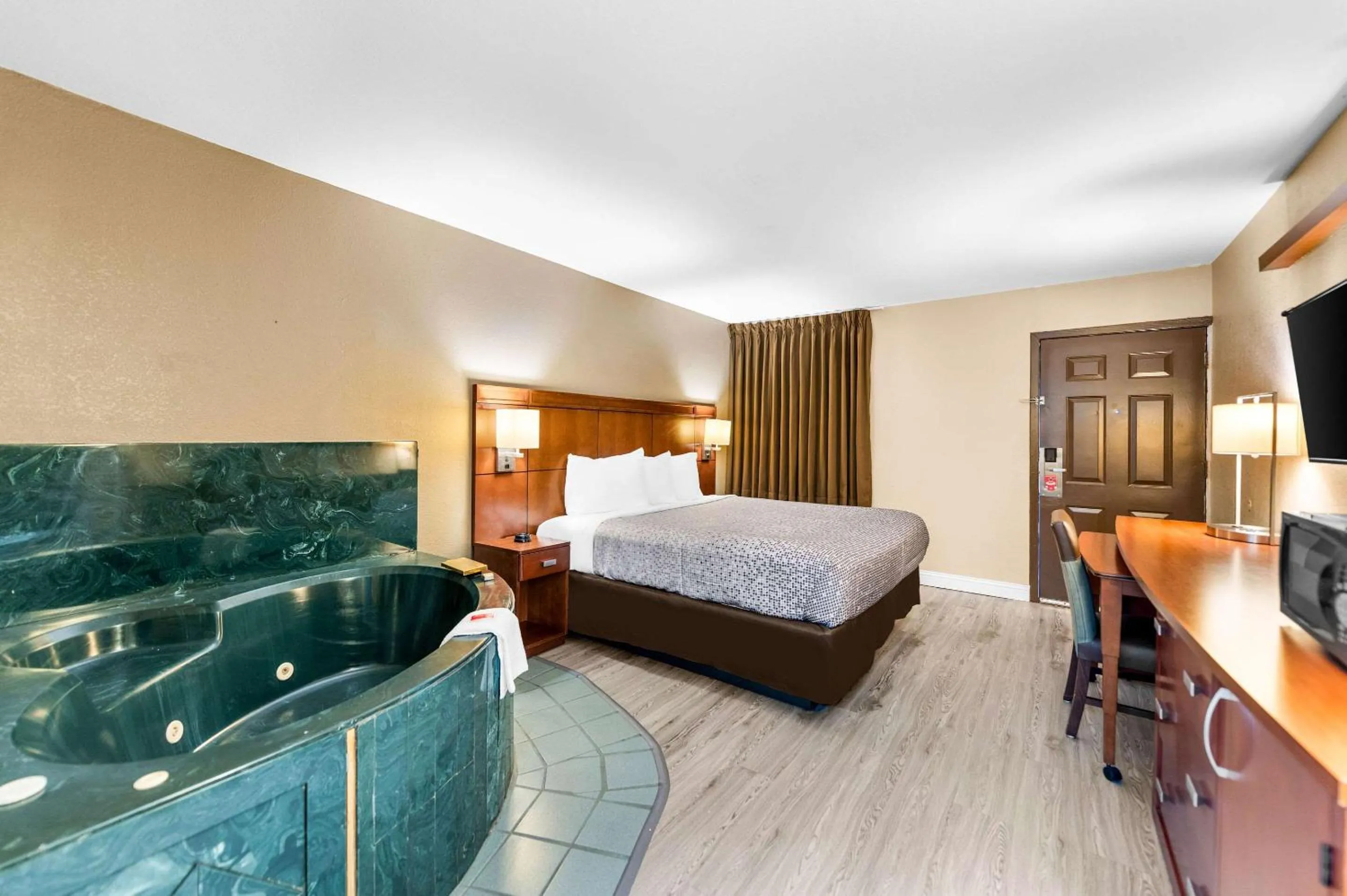 Bedroom, Bed in Econo Lodge Texarkana I-30