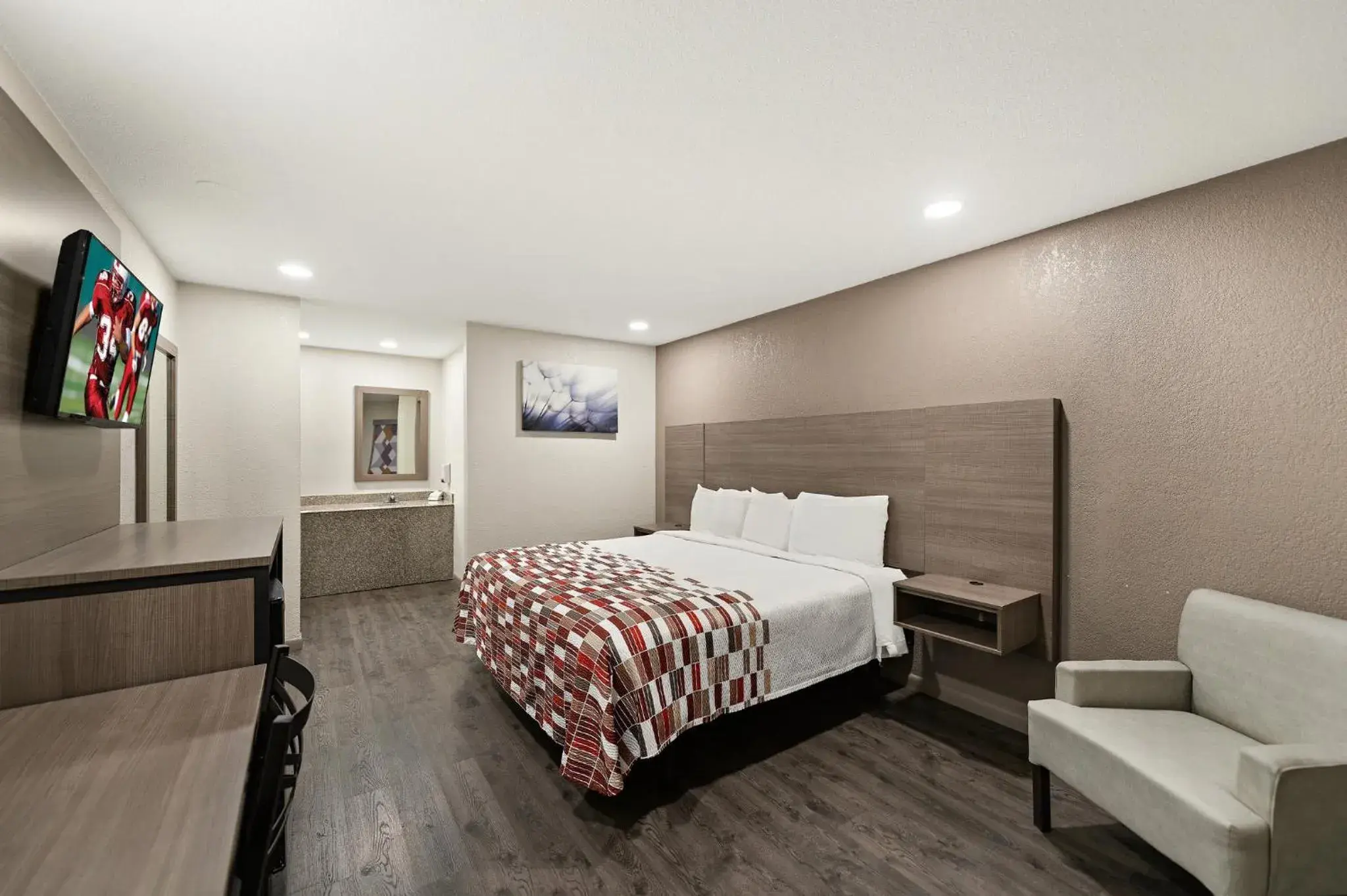 Deluxe King Room Non-Smoking in Red Roof Inn Nacogdoches Deluxe King Room Non-Smoking in Red Roof Inn Nacogdoches