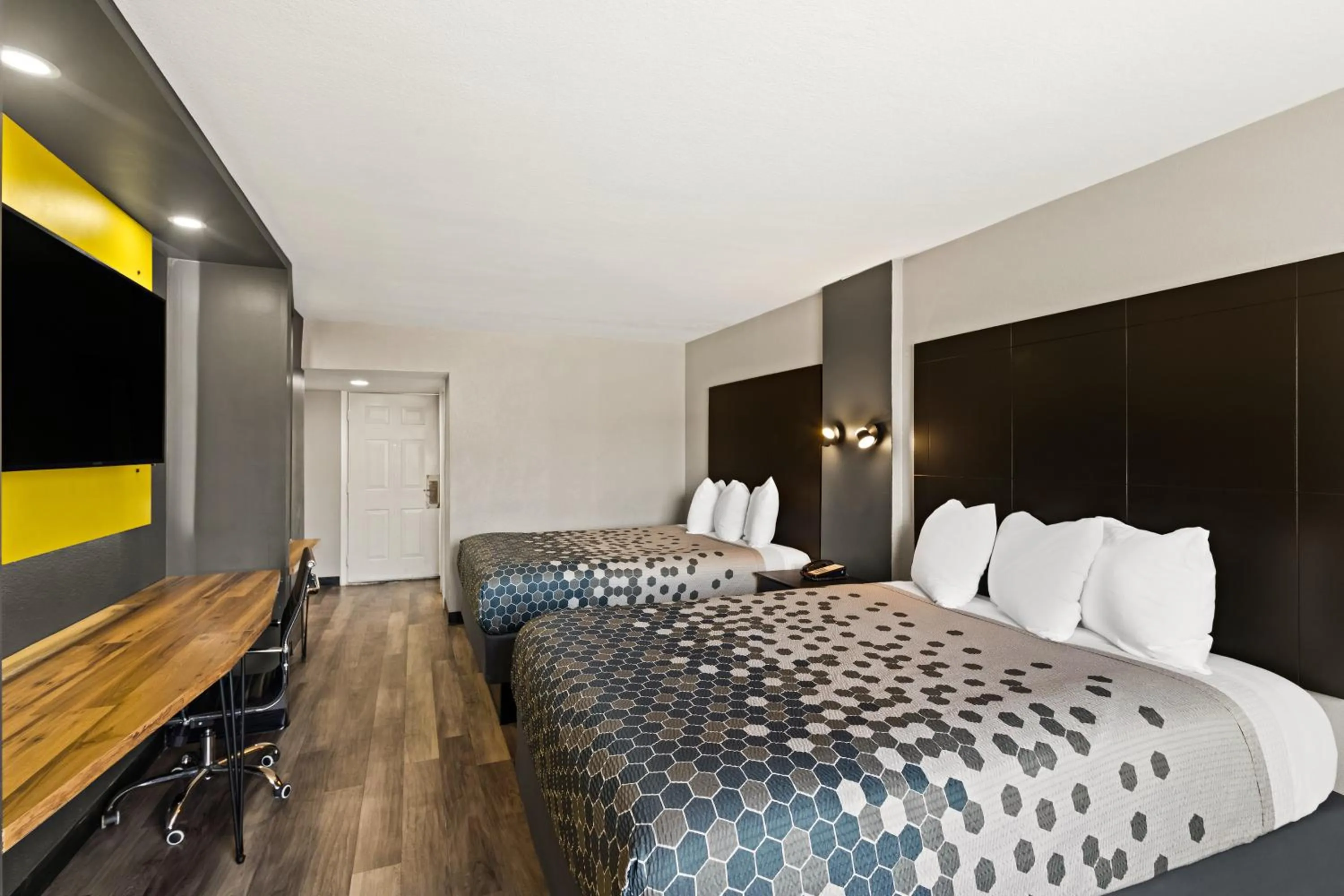 Bedroom, Bed in Scottish Inns Austin Downtown