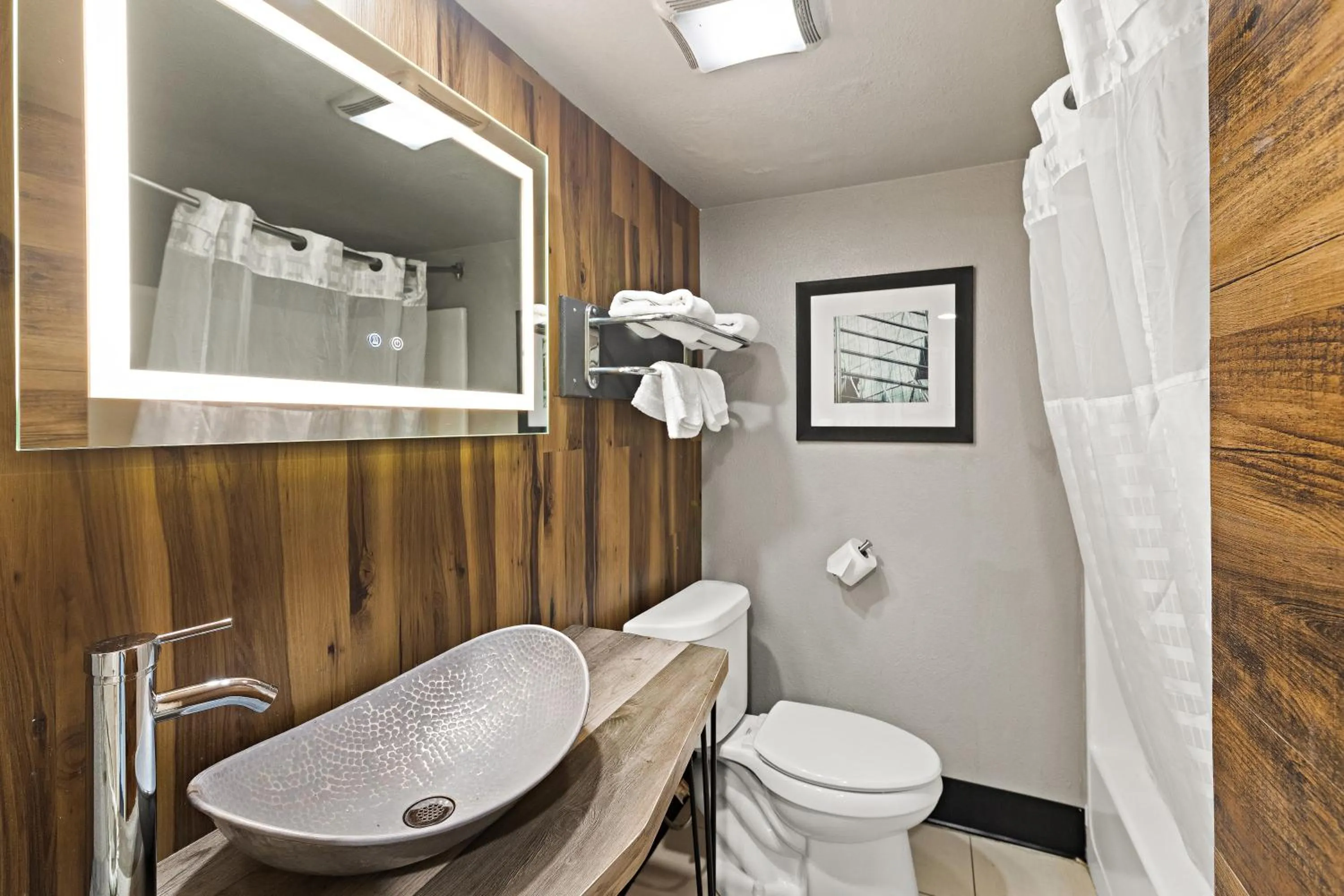 Bathroom in Scottish Inns Austin Downtown