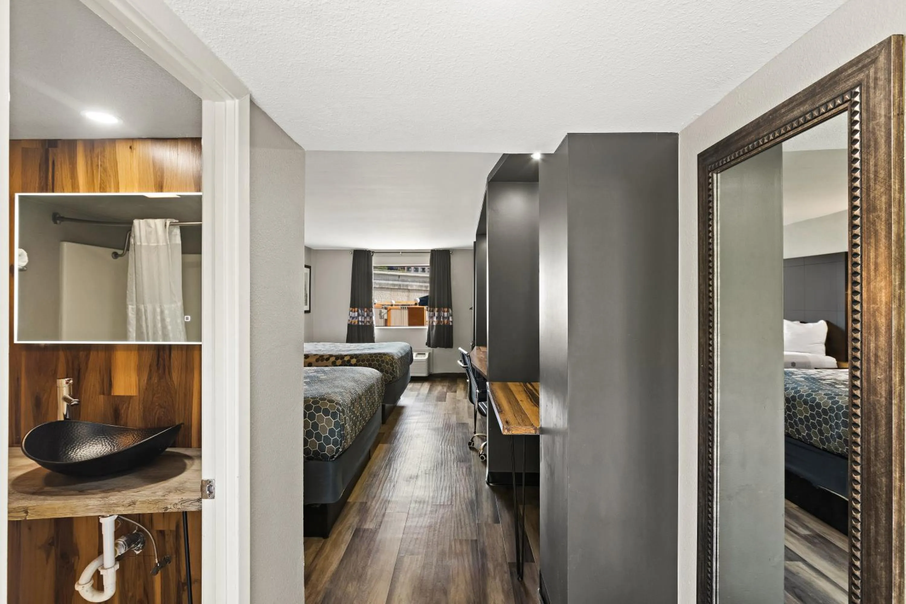 Photo of the whole room, Bed in Scottish Inns Austin Downtown