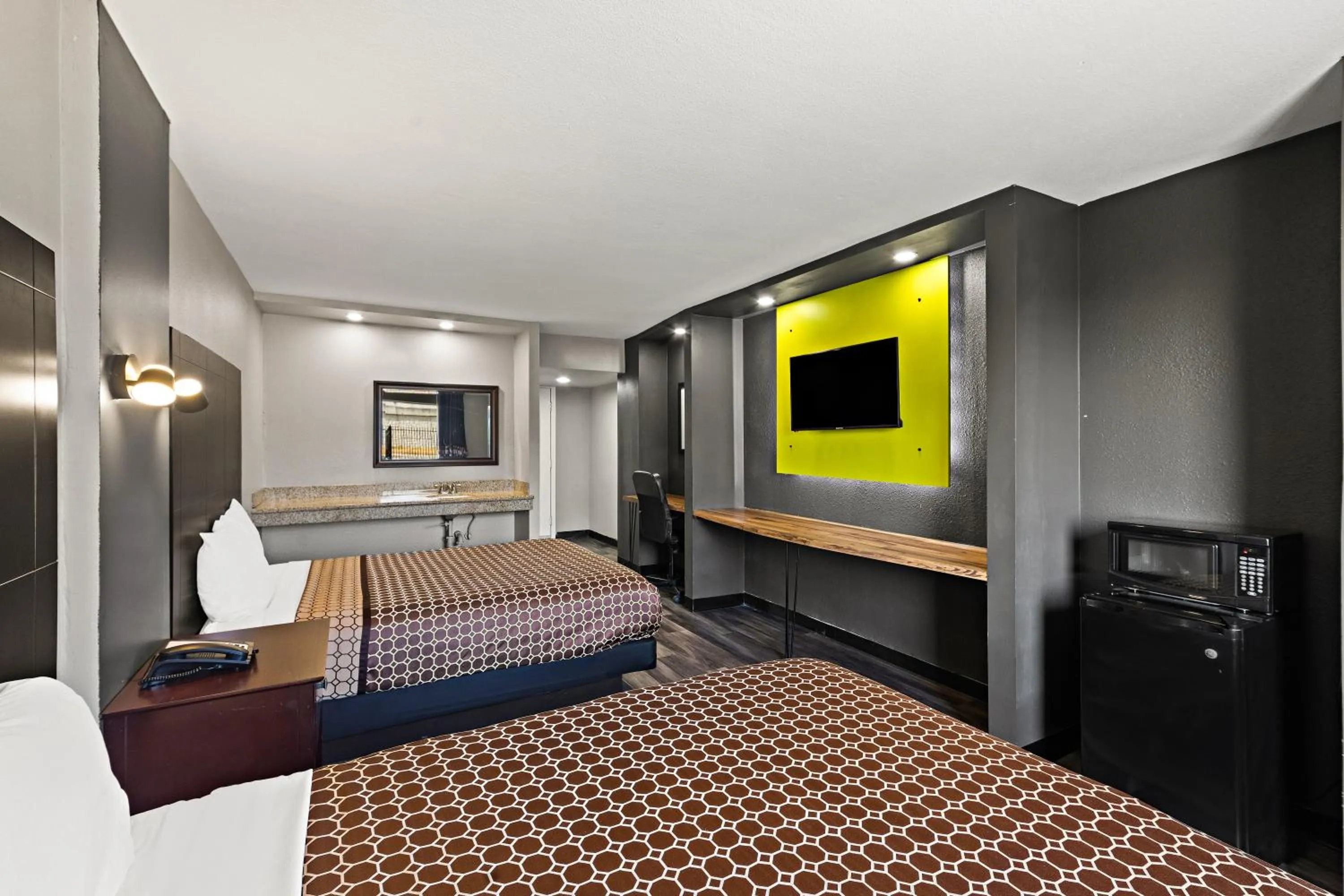 Bedroom, Bed in Scottish Inns Austin Downtown