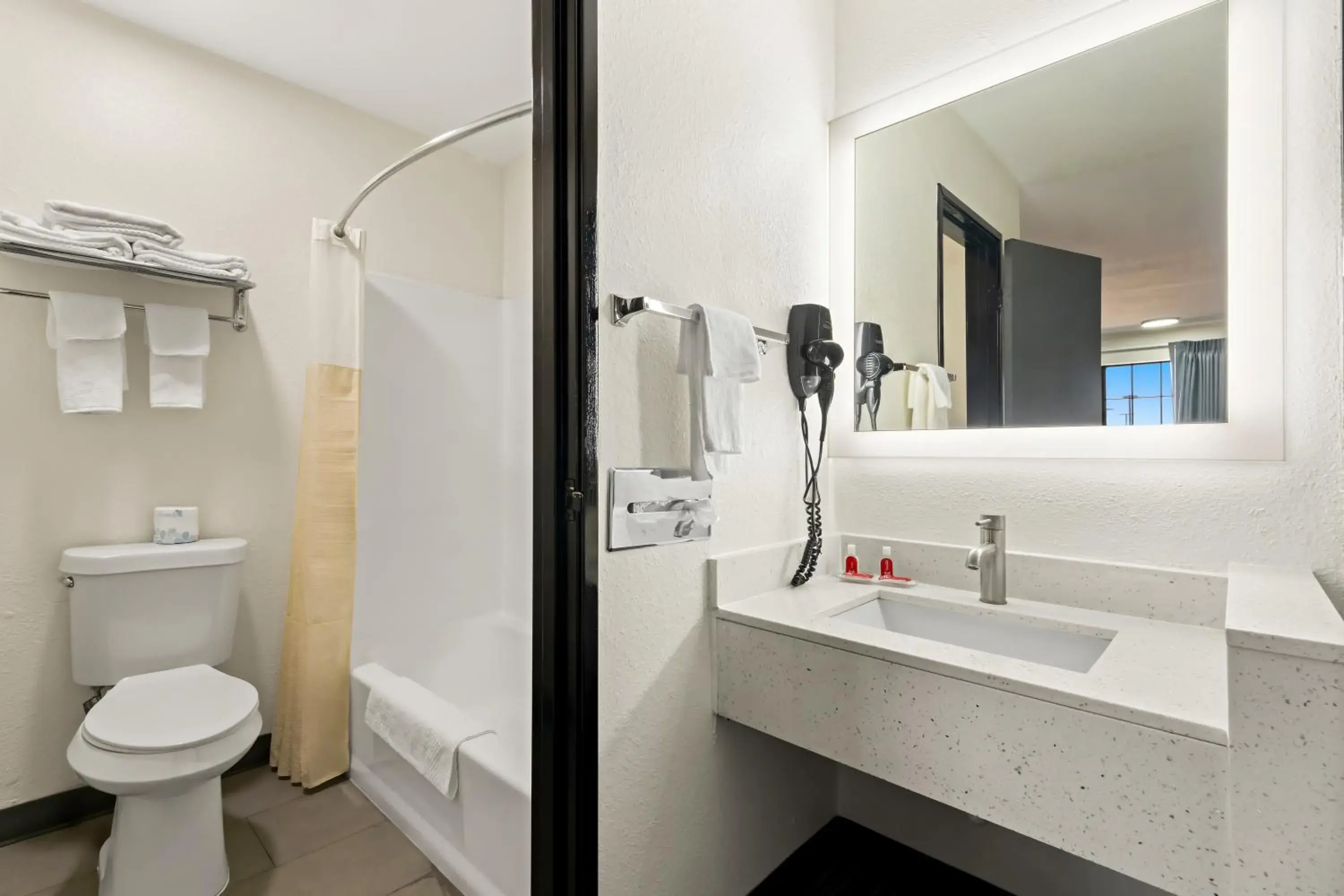 Quadruple Room with Two Queen Beds - Non Smoking in Econo Lodge Dumas Quadruple Room with Two Queen Beds - Non Smoking in Econo Lodge Dumas