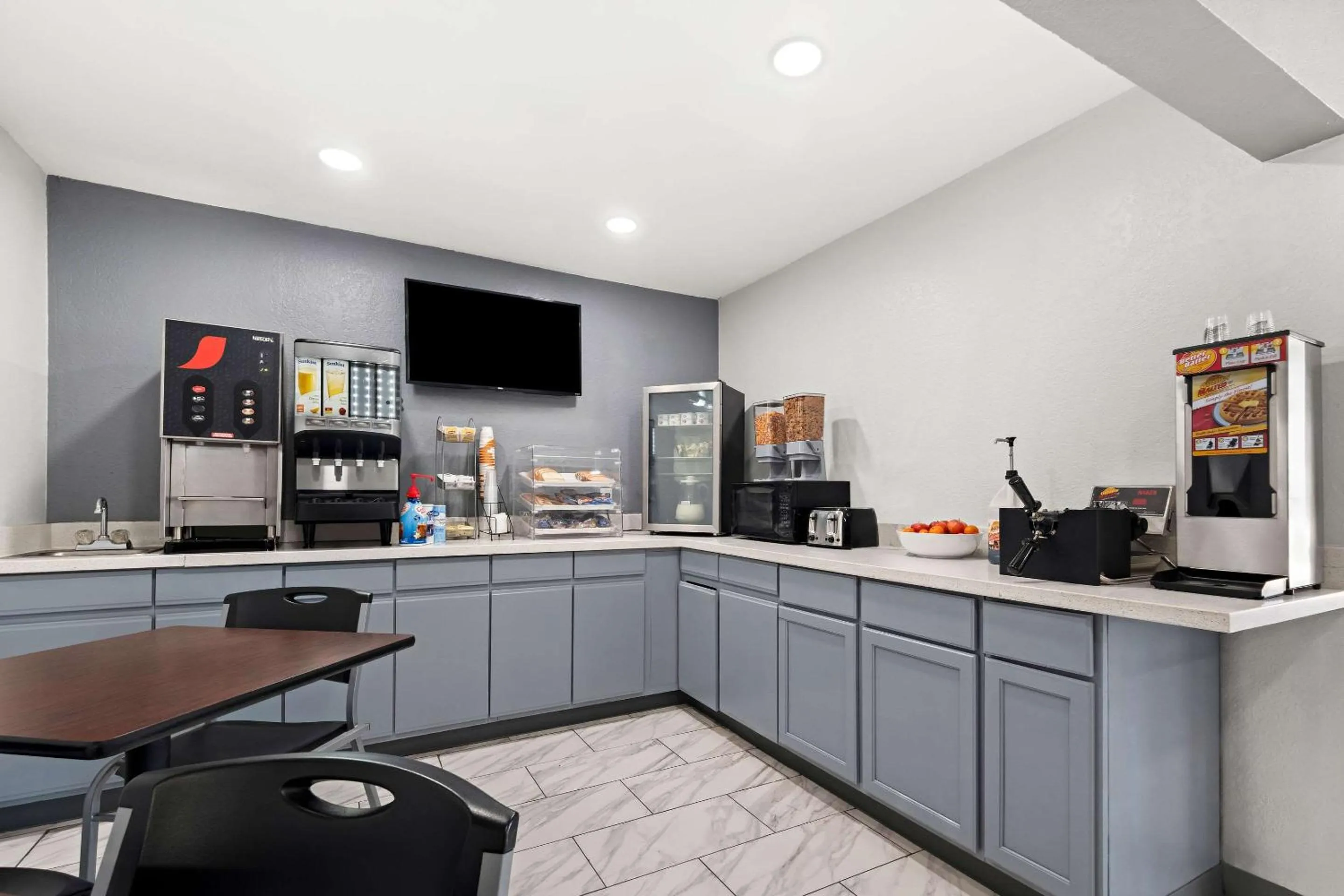 Breakfast in Econo Lodge Dumas