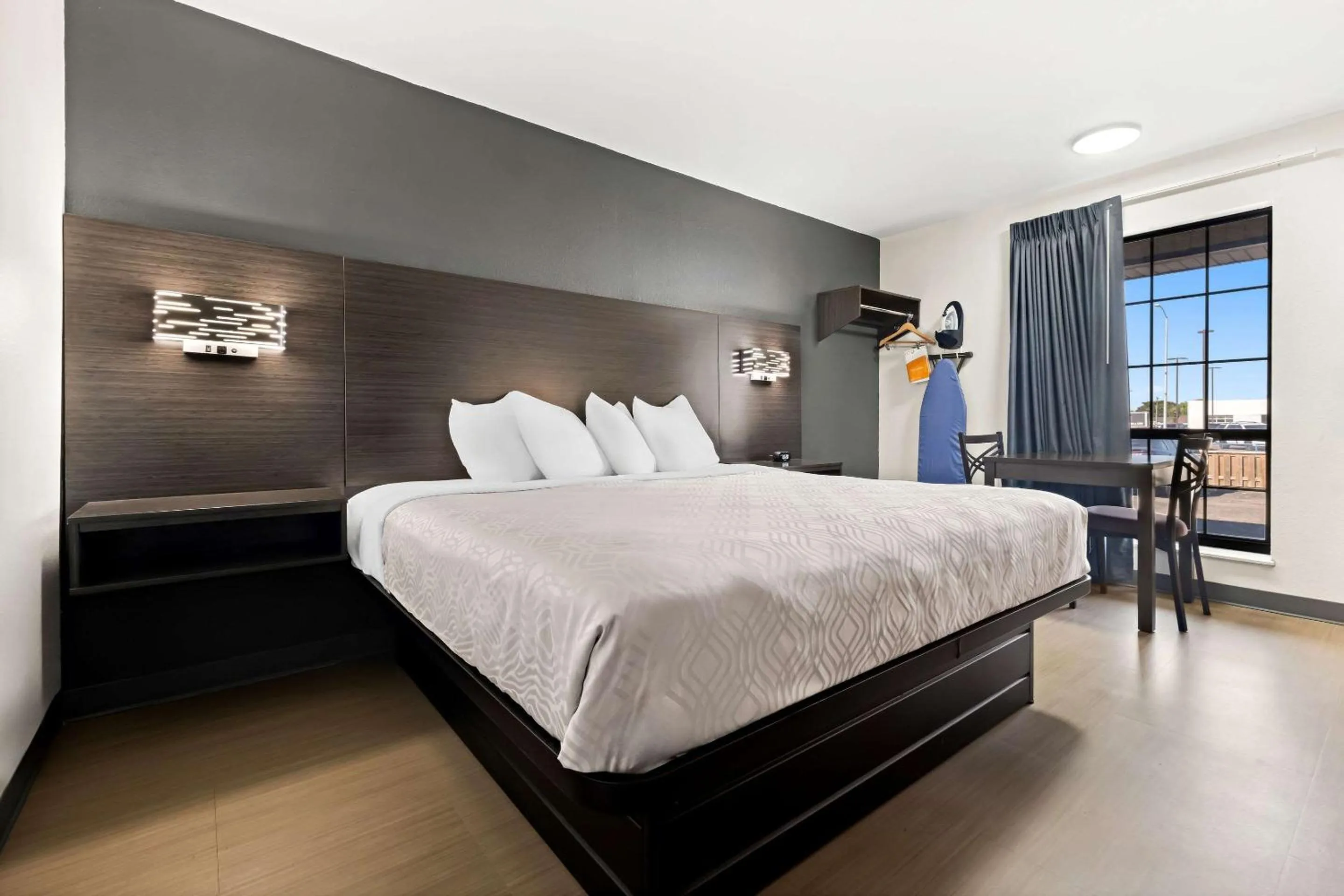 Bedroom, Bed in Econo Lodge Dumas