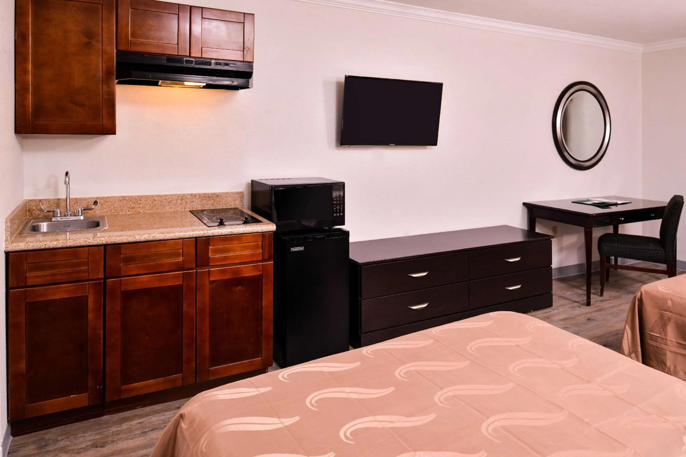 Photo of the whole room, Bed in Quality Inn & Suites Beaumont