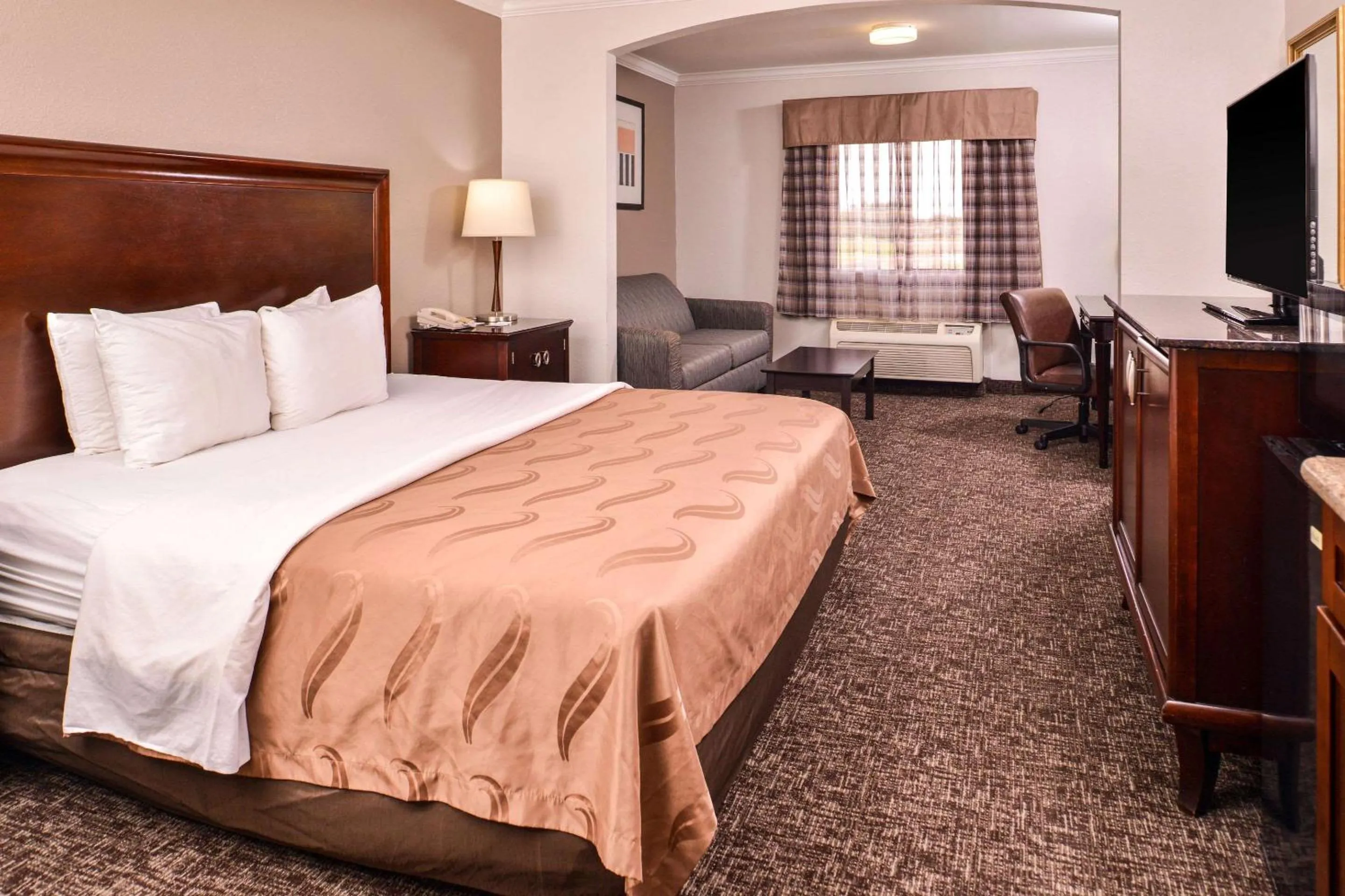 Photo of the whole room, Bed in Quality Inn & Suites Beaumont