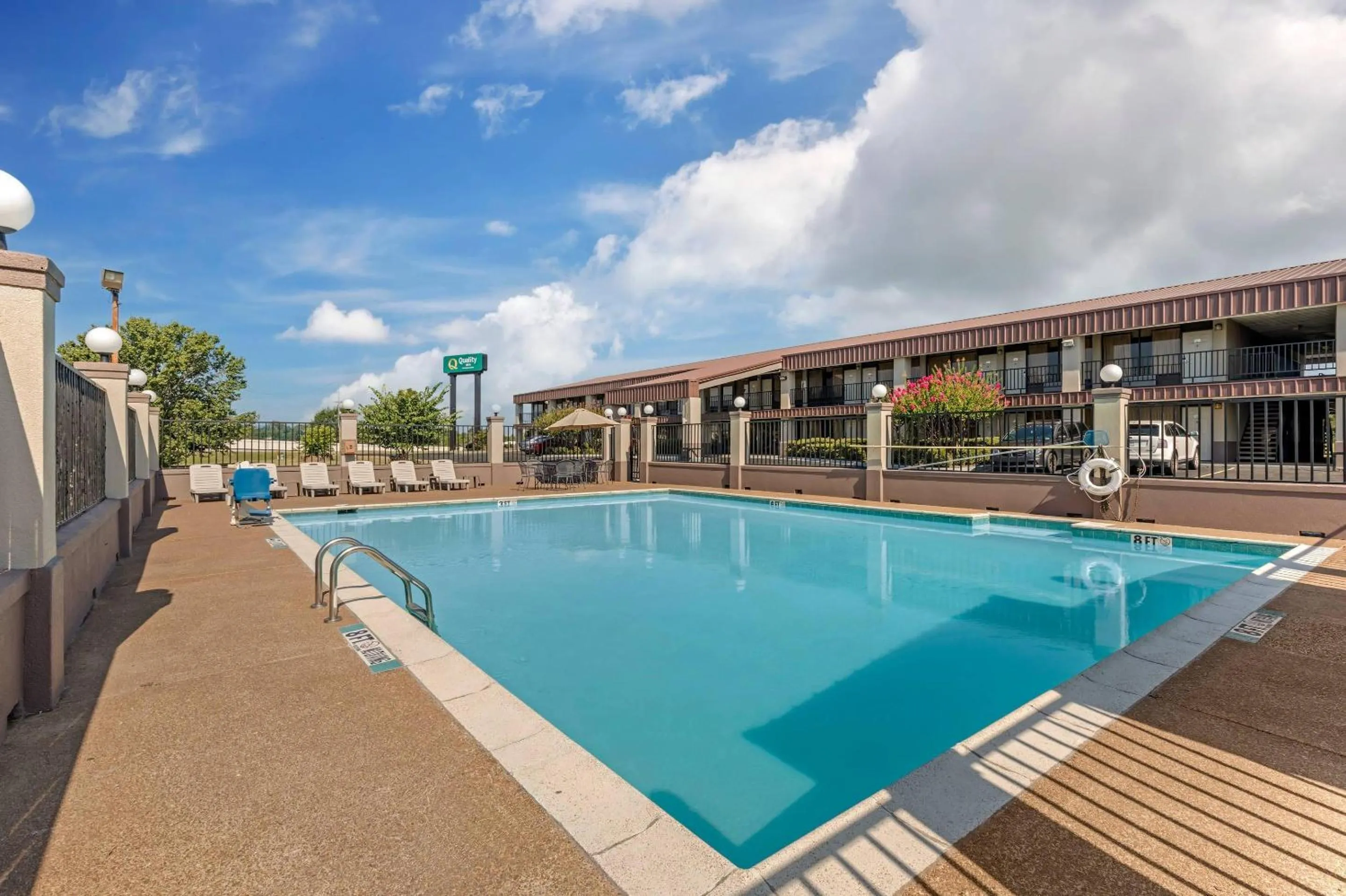 Swimming pool in Quality Inn Paris Texas