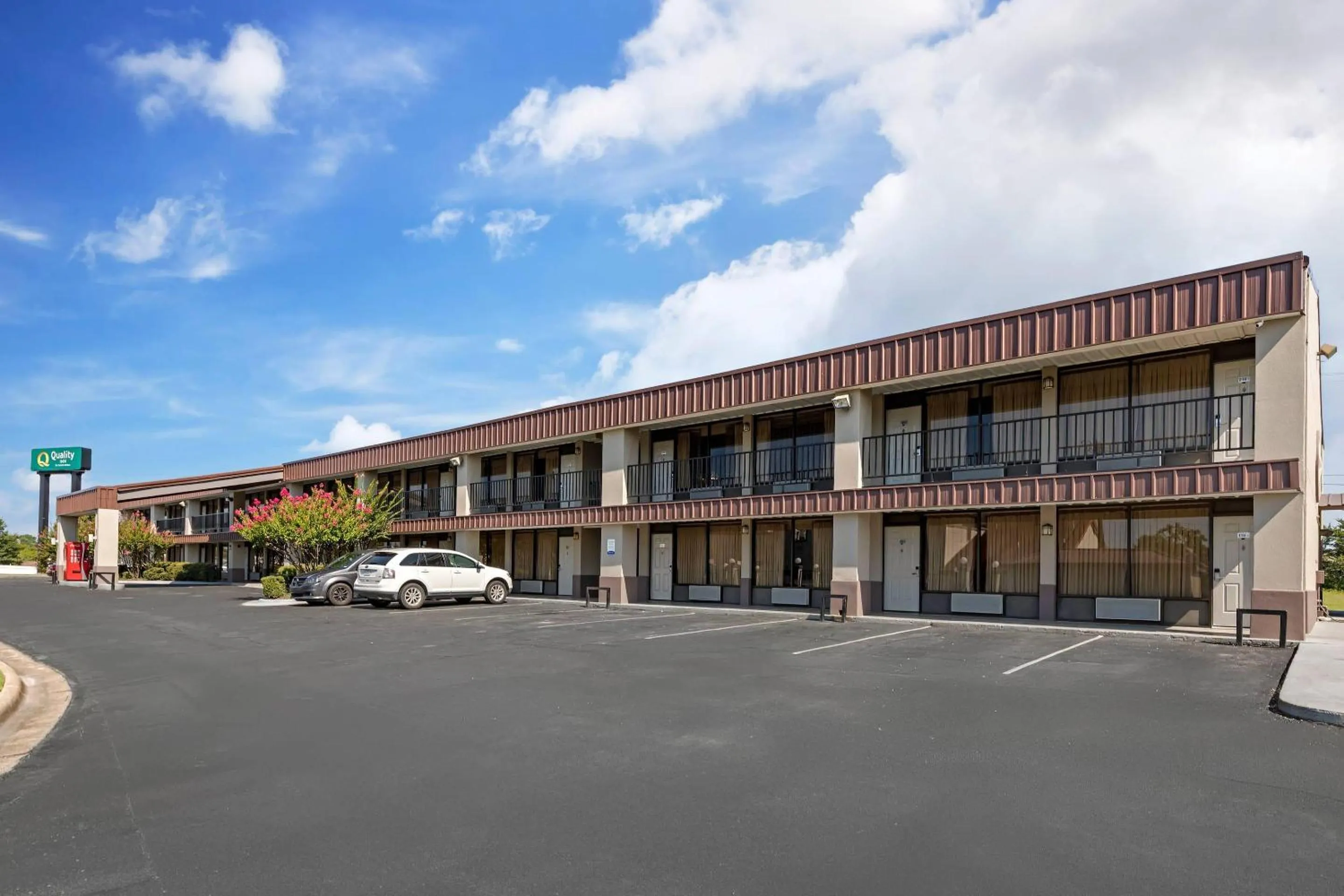 Property building in Quality Inn Paris Texas