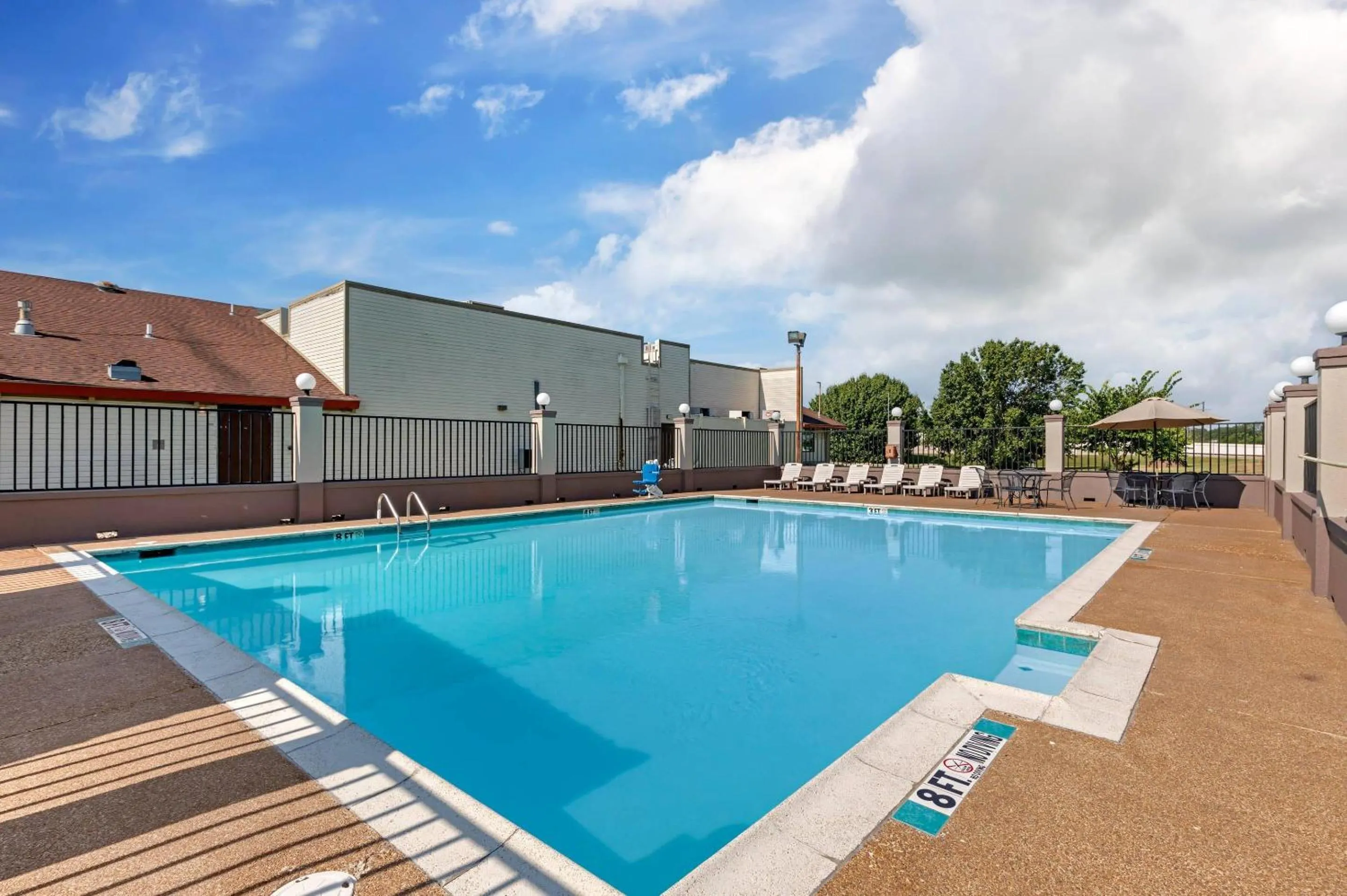 Swimming pool in Quality Inn Paris Texas