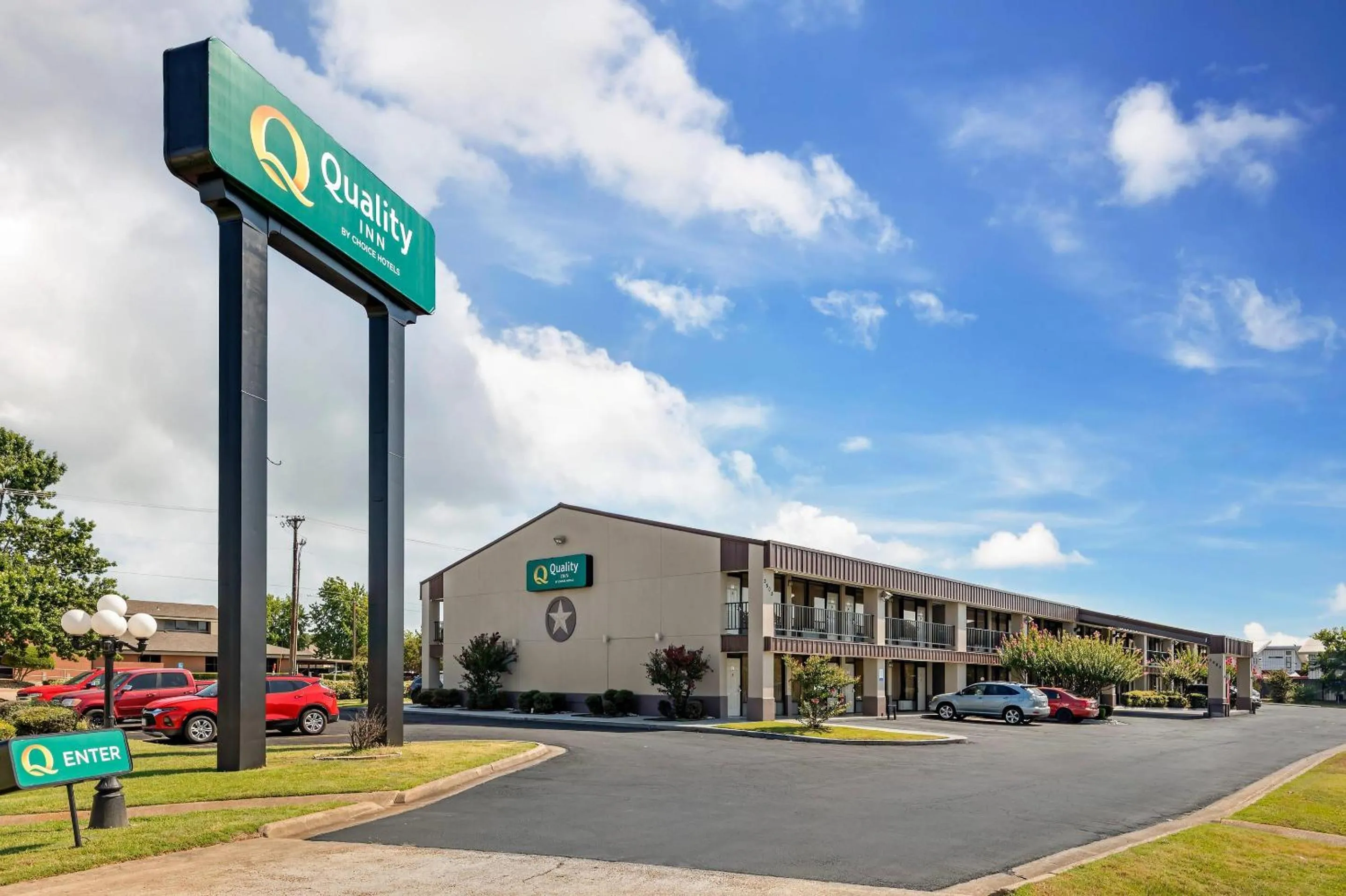 Property building in Quality Inn Paris Texas