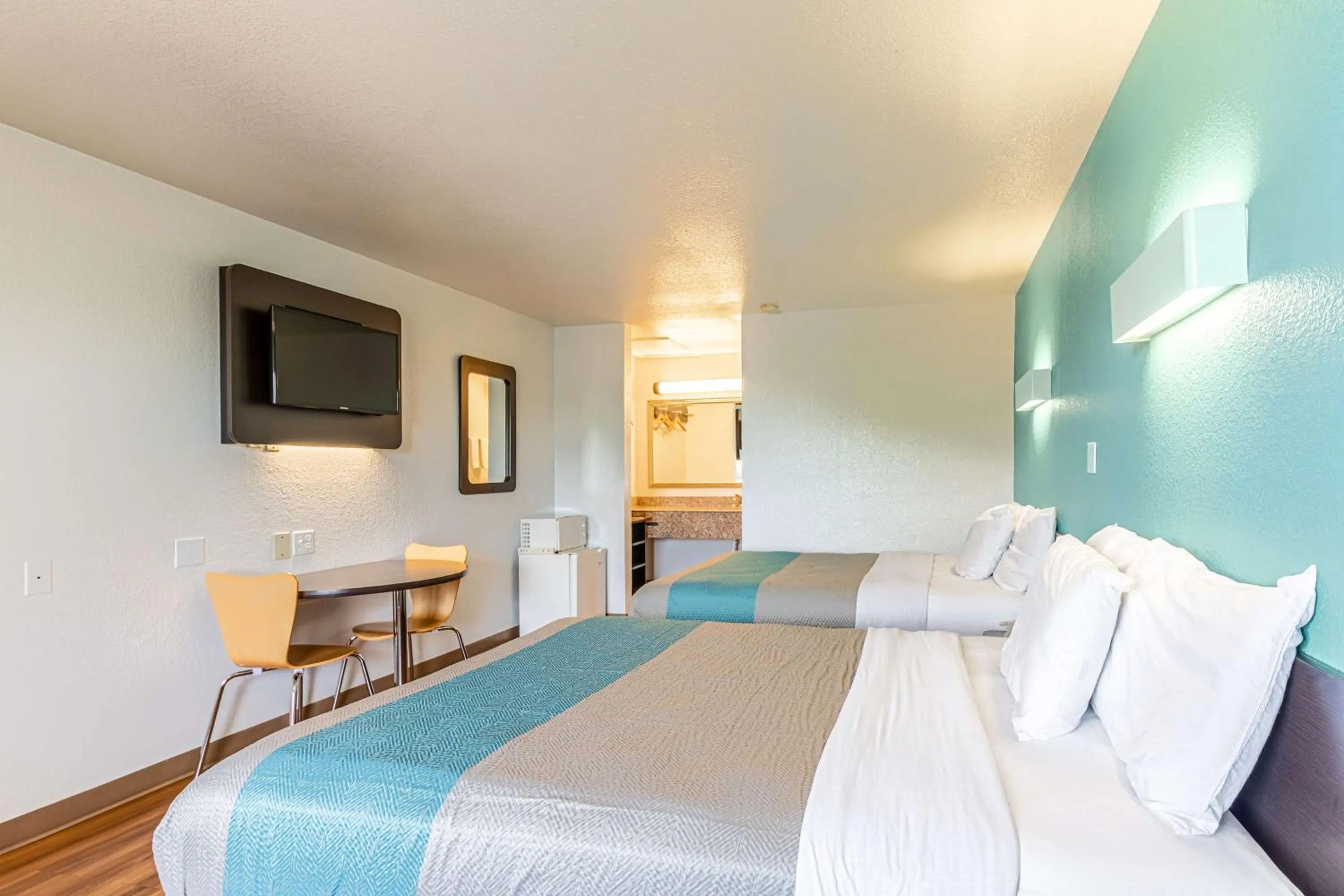 TV and multimedia, Bed in Motel 6-Georgetown, TX