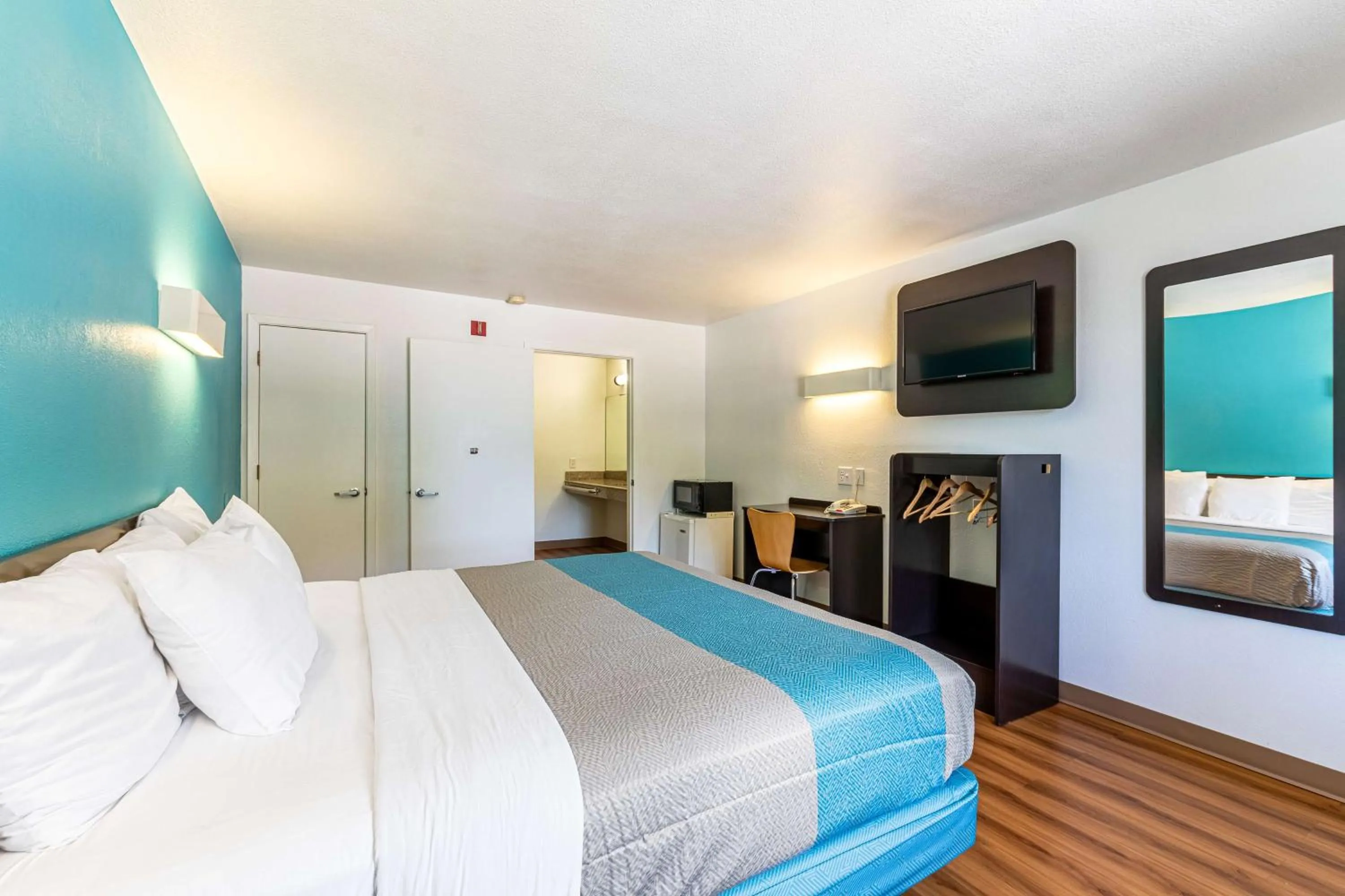 TV and multimedia, Bed in Motel 6-Georgetown, TX