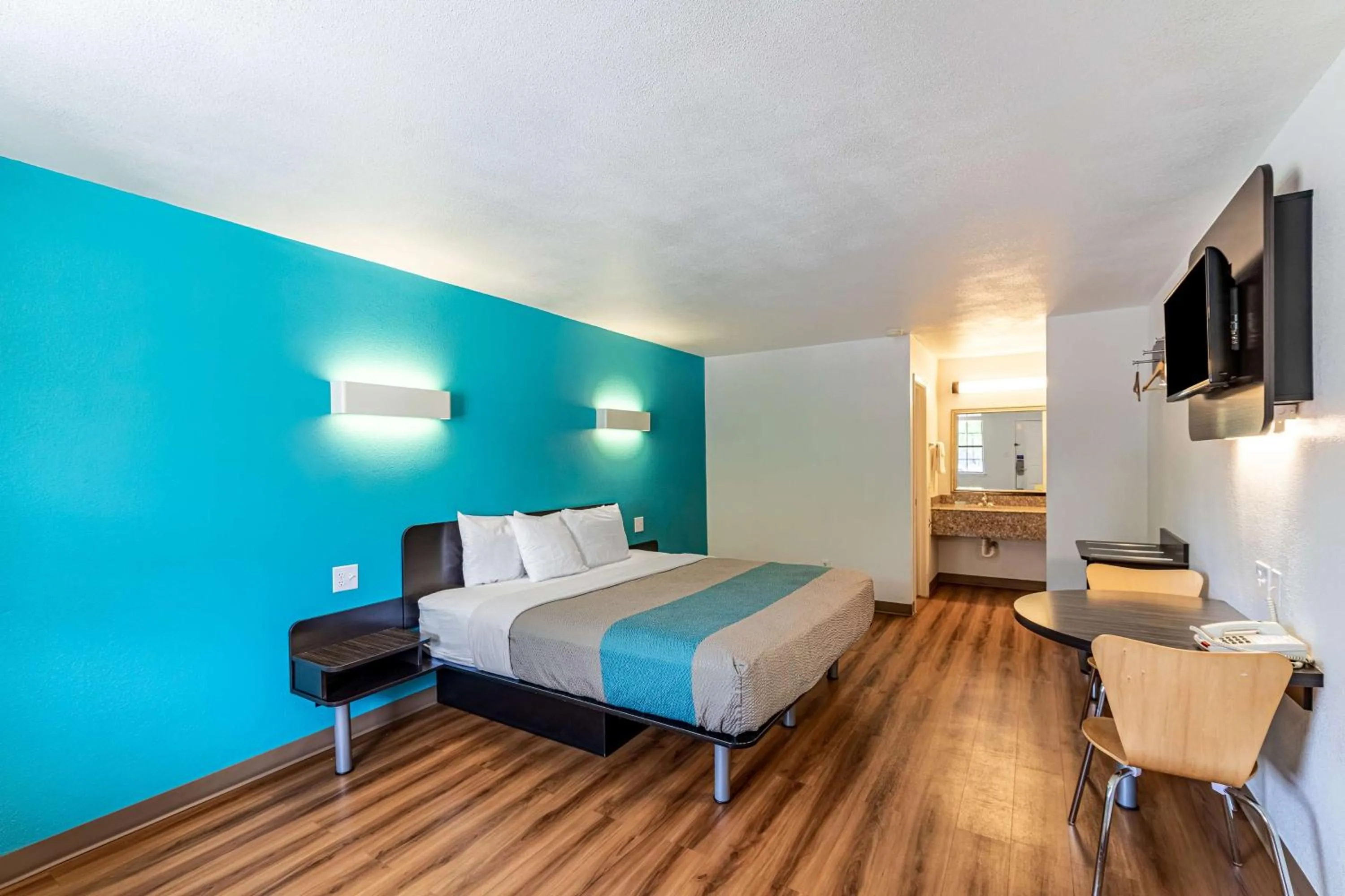 TV and multimedia, Bed in Motel 6-Georgetown, TX