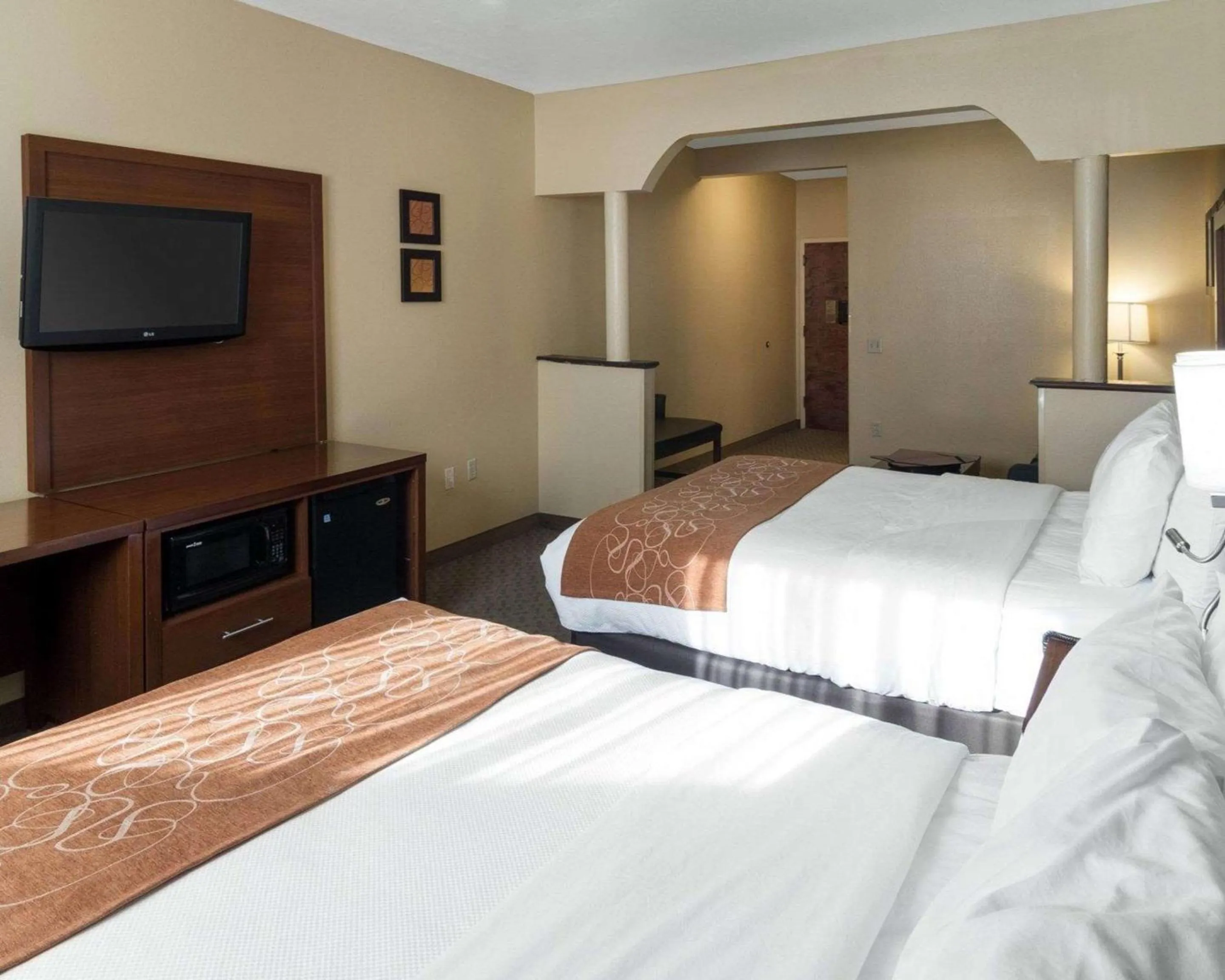 Photo of the whole room, Bed in Quality Suites Midland North Loop 250