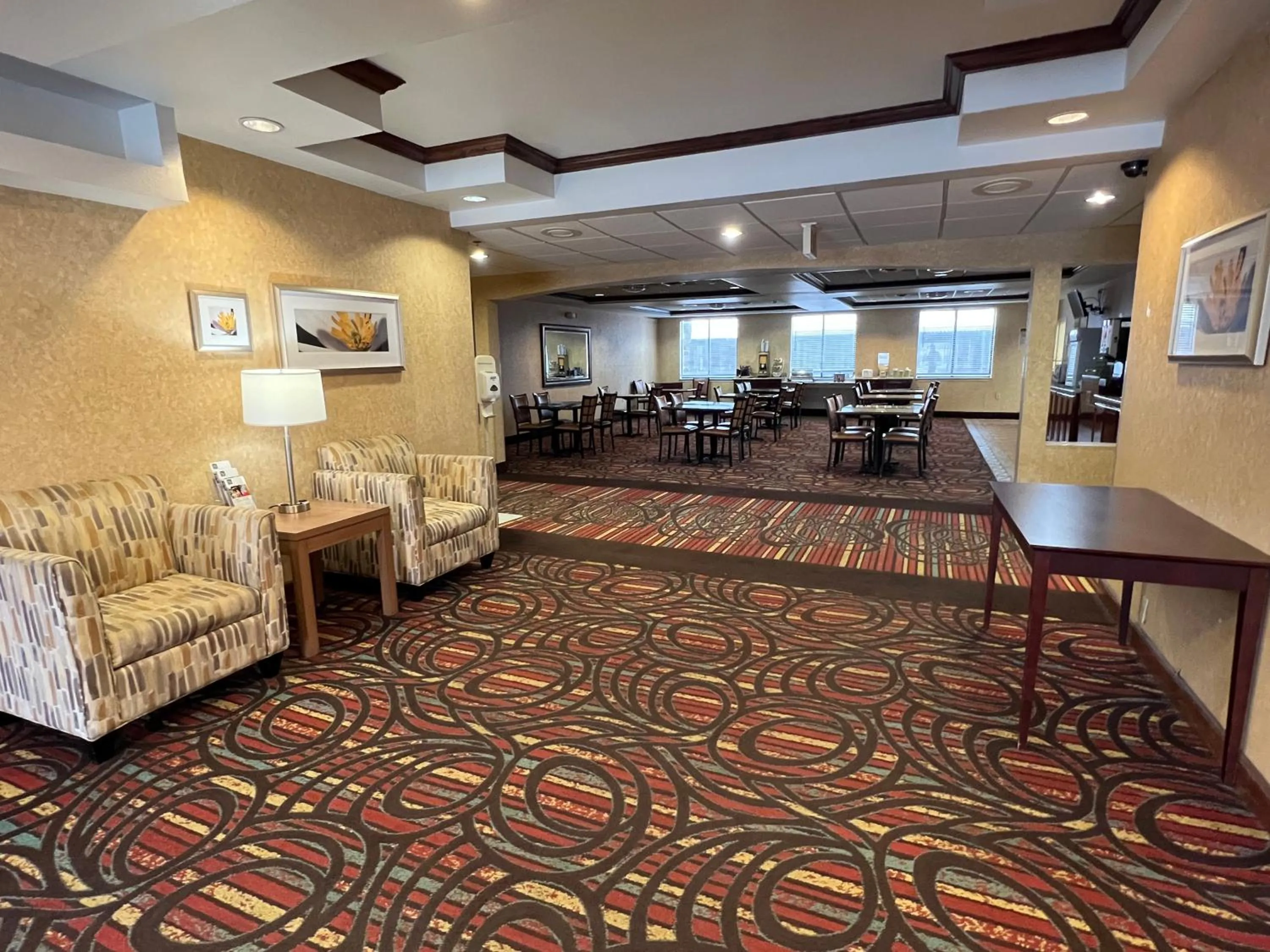 Seating area in Quality Suites Midland North Loop 250