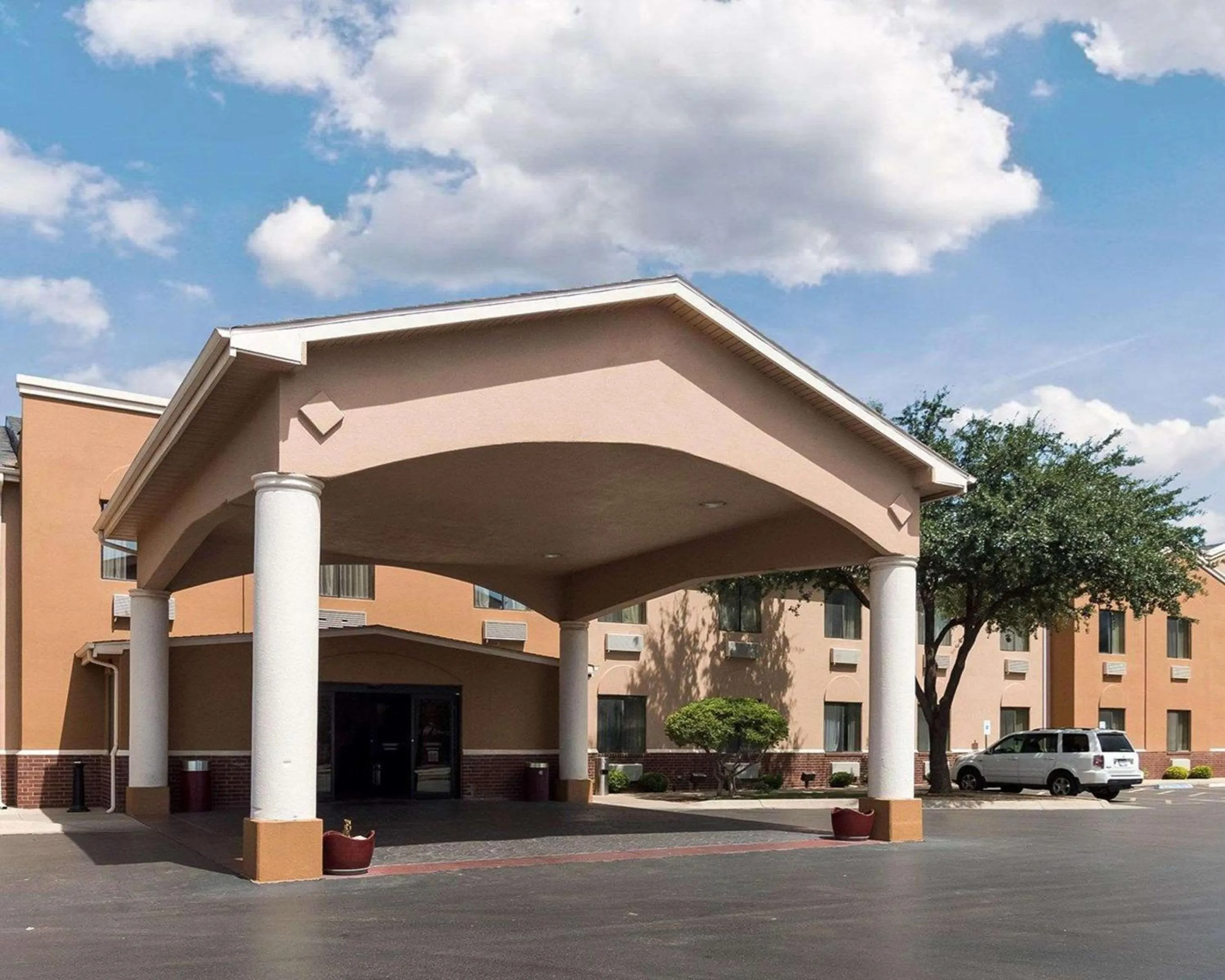 Property building in Quality Suites Midland North Loop 250