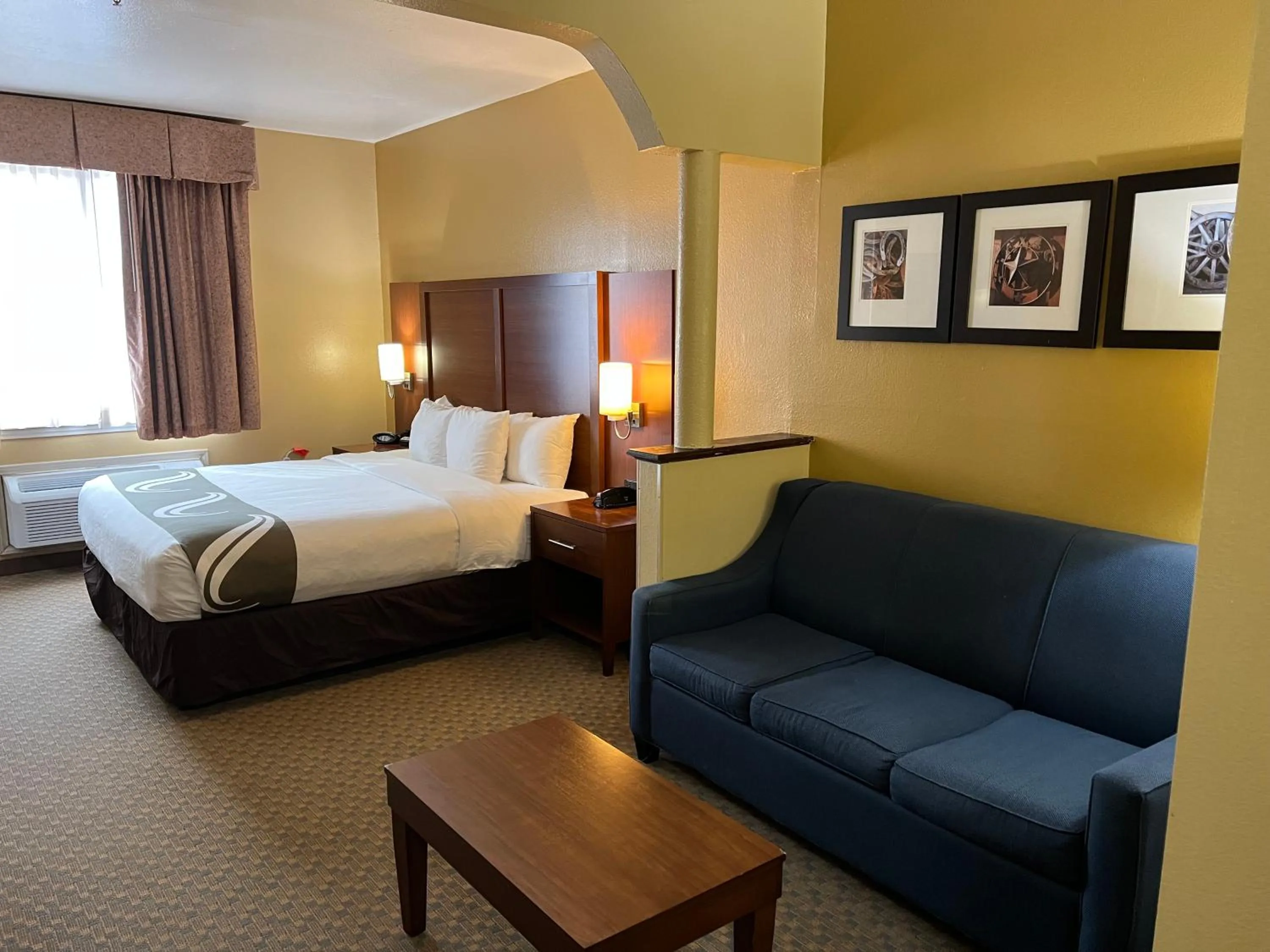 Living room, Bed in Quality Suites Midland North Loop 250
