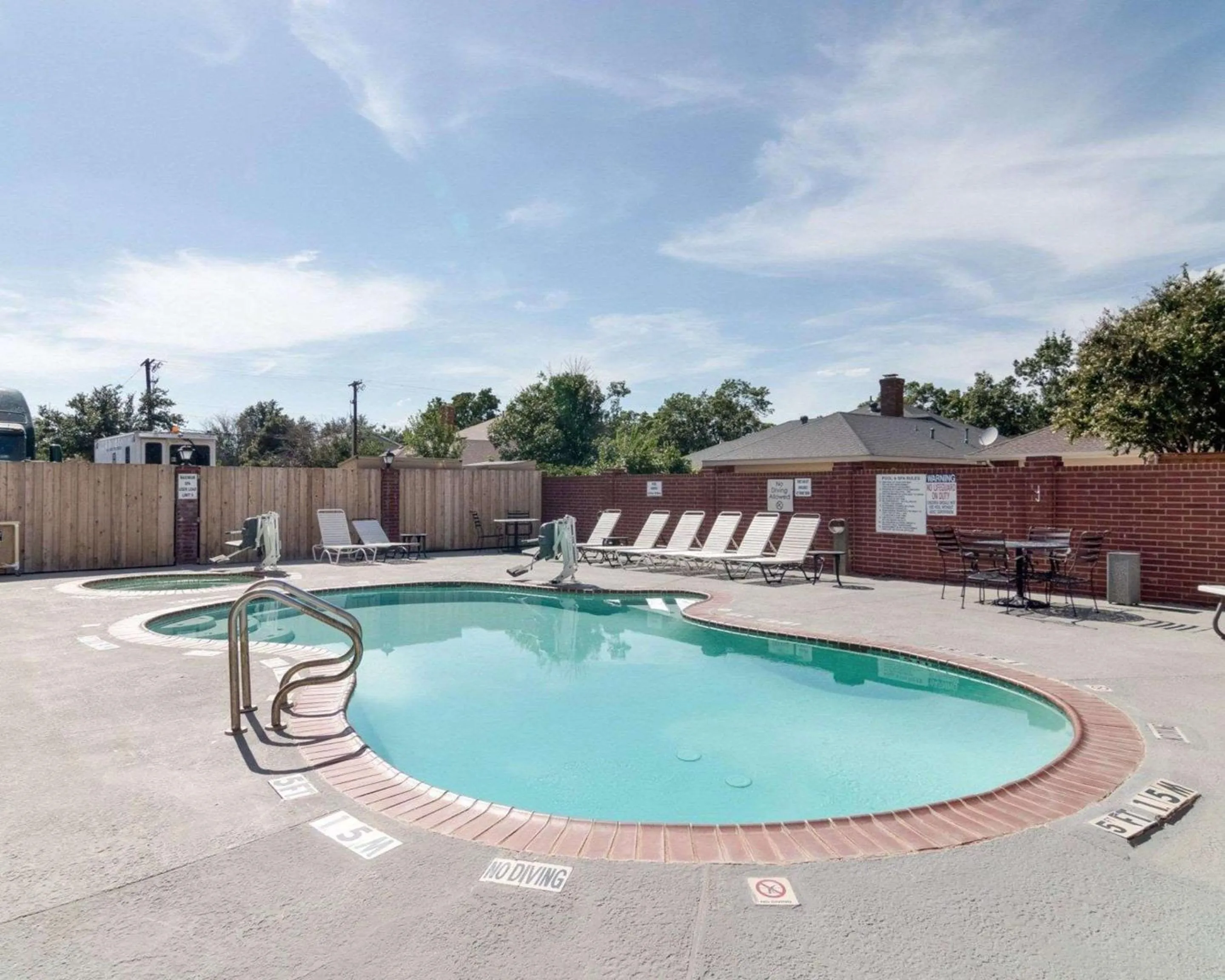 Swimming pool in Quality Suites Midland North Loop 250